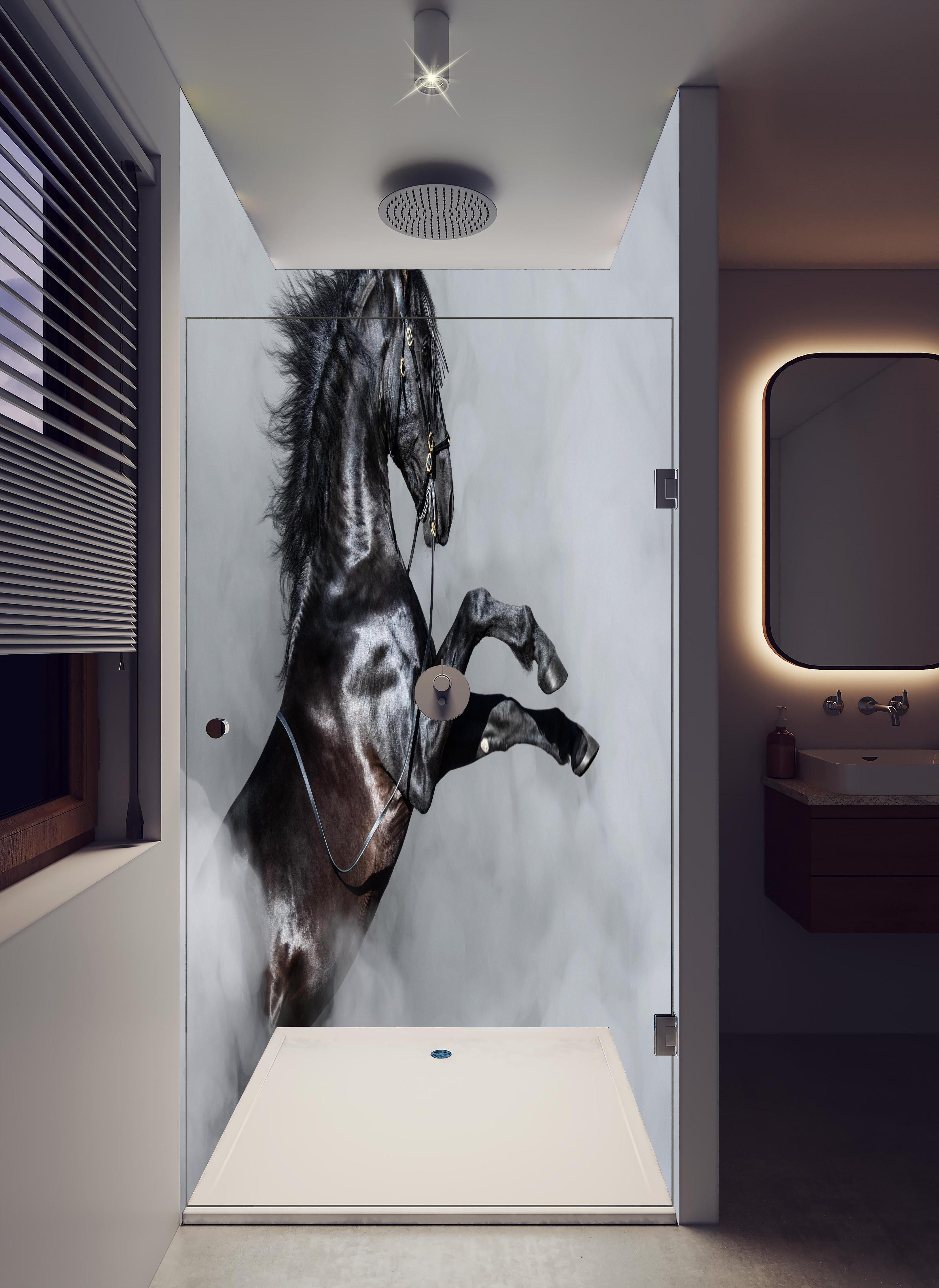 Duschrückwand - Schwarzes Andalusier Pferd im Nebel in hellem Badezimmer mit Regenduschkopf - zweiteilige Eck-Duschrückwand