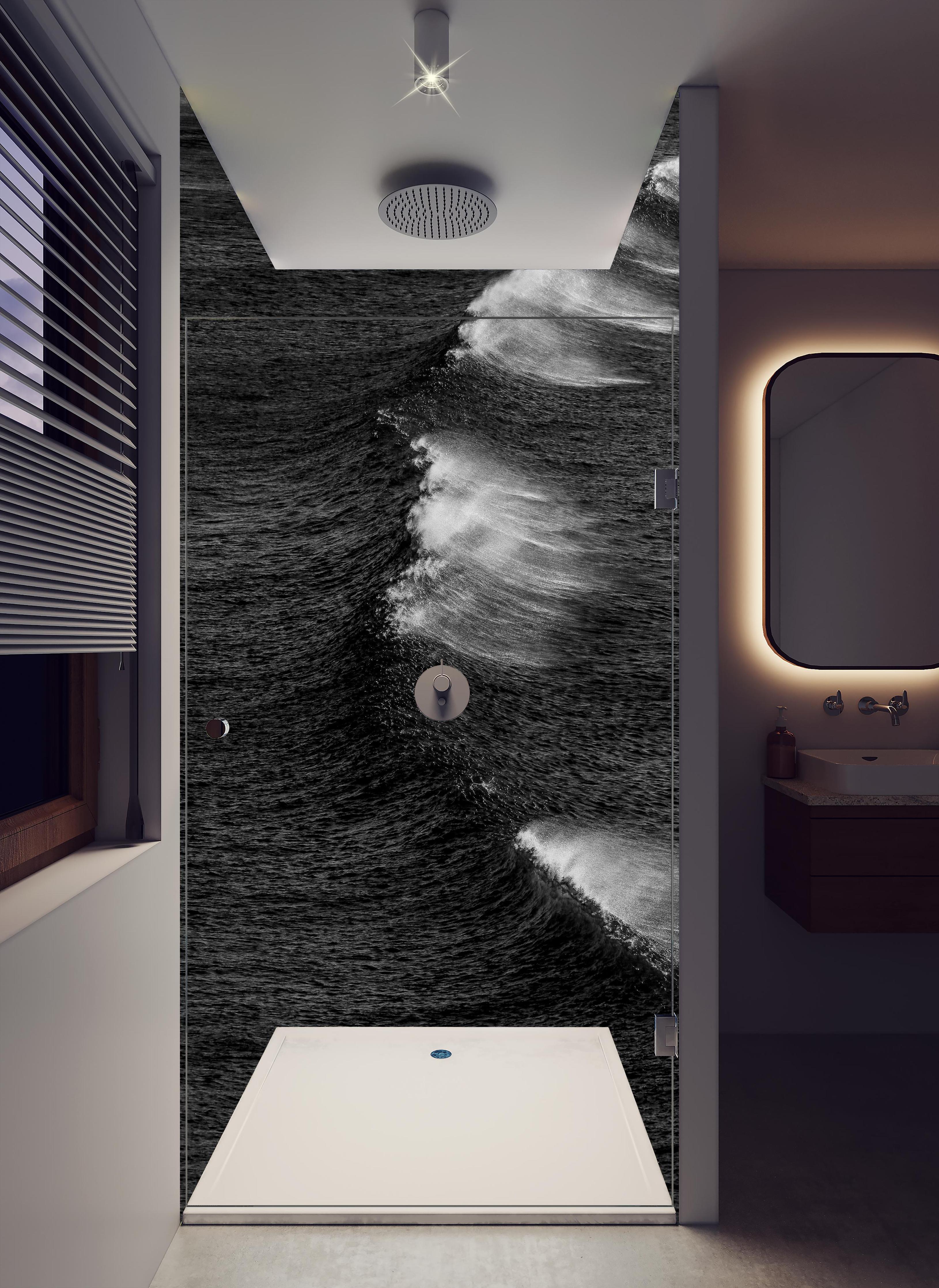 Duschrückwand - Schwarzweiße Ozeanwellen aus der Vogelperspektive in hellem Badezimmer mit Regenduschkopf - zweiteilige Eck-Duschrückwand
