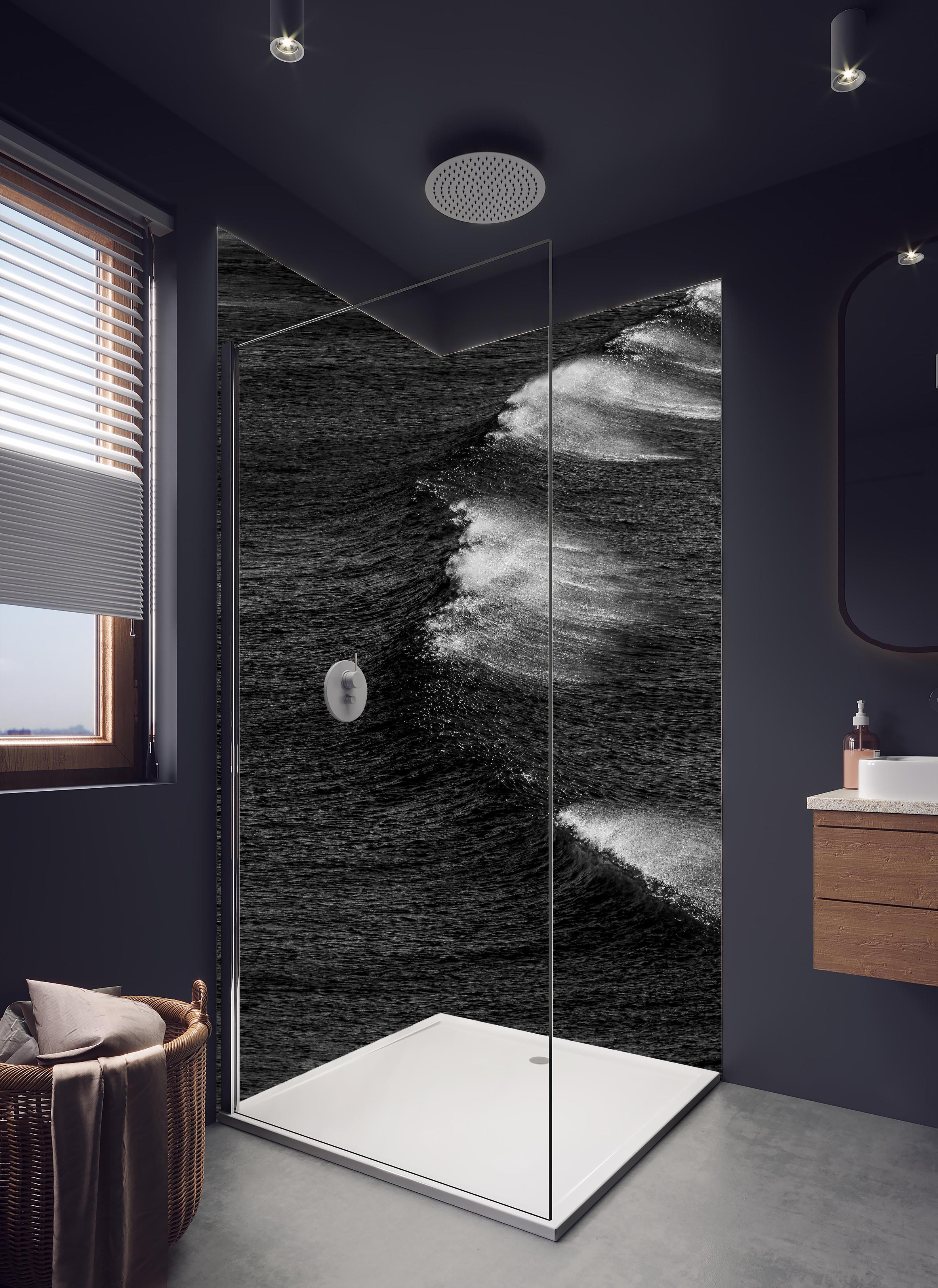 Duschrückwand - Schwarzweiße Ozeanwellen aus der Vogelperspektive in hellem Badezimmer mit Regenduschkopf - zweiteilige Eck-Duschrückwand