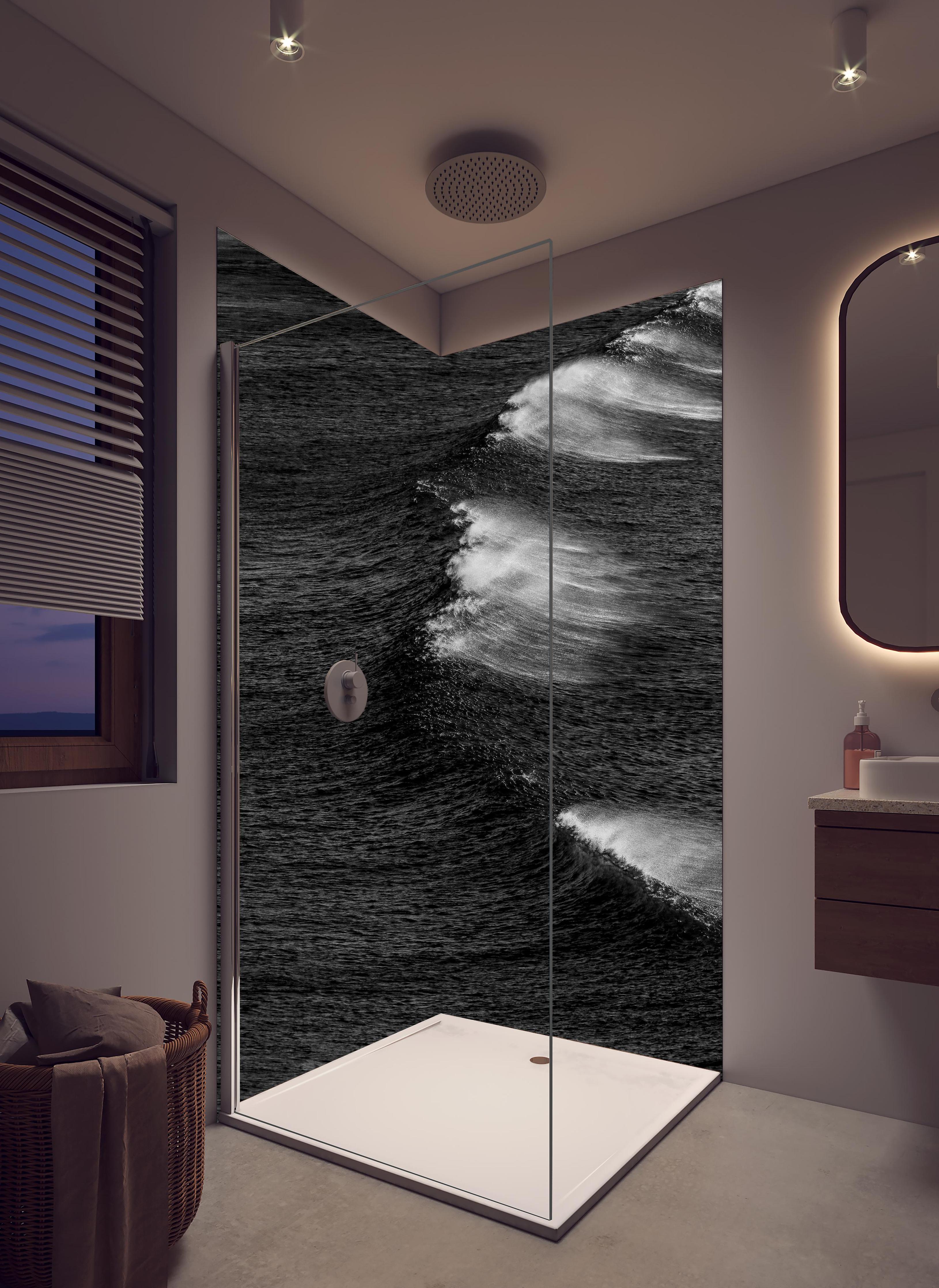 Duschrückwand - Schwarzweiße Ozeanwellen aus der Vogelperspektive in hellem Badezimmer mit Regenduschkopf - zweiteilige Eck-Duschrückwand