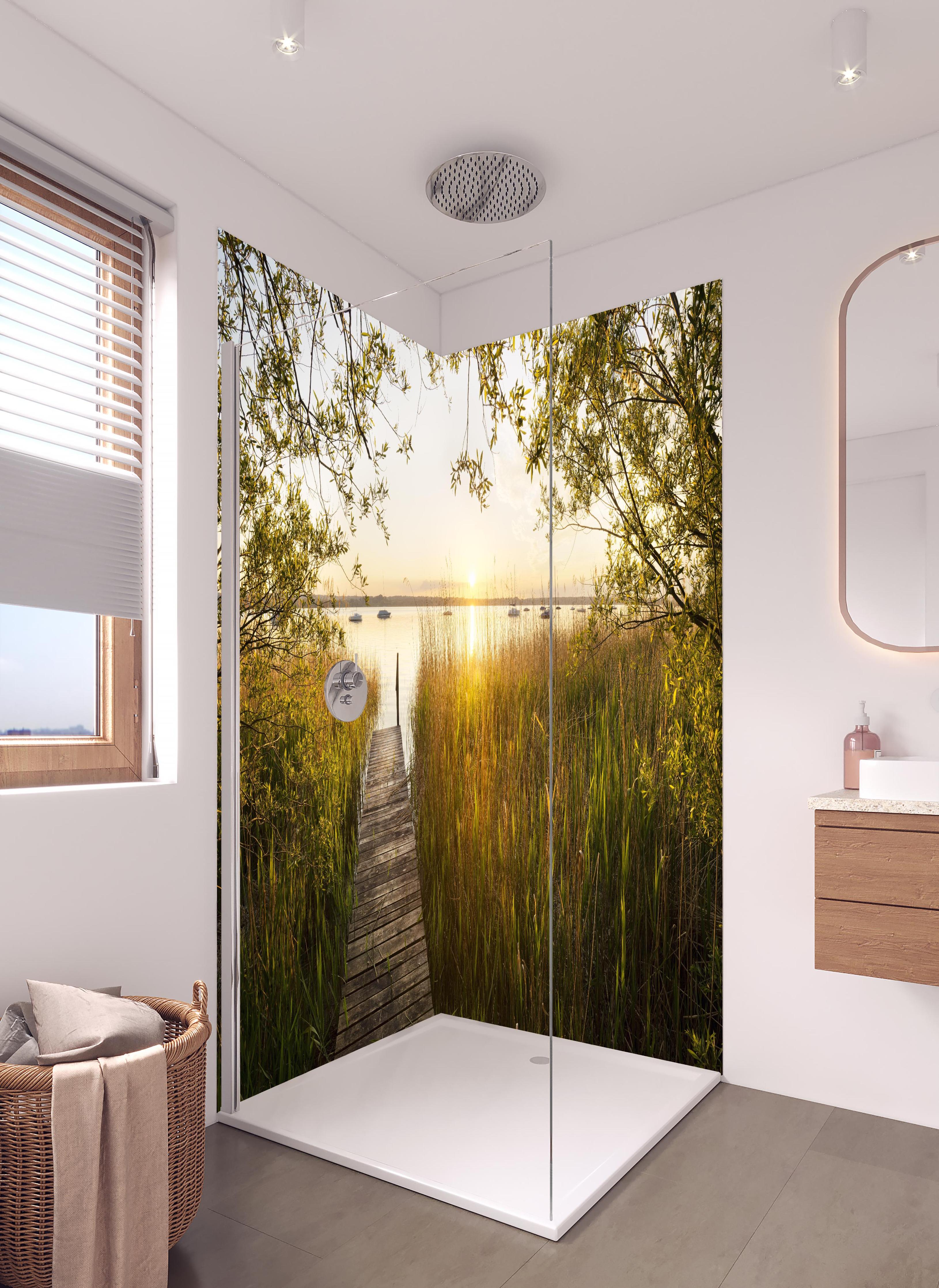 Duschrückwand - See in Bayern bei Sonnenuntergang in hellem Badezimmer mit Regenduschkopf - zweiteilige Eck-Duschrückwand