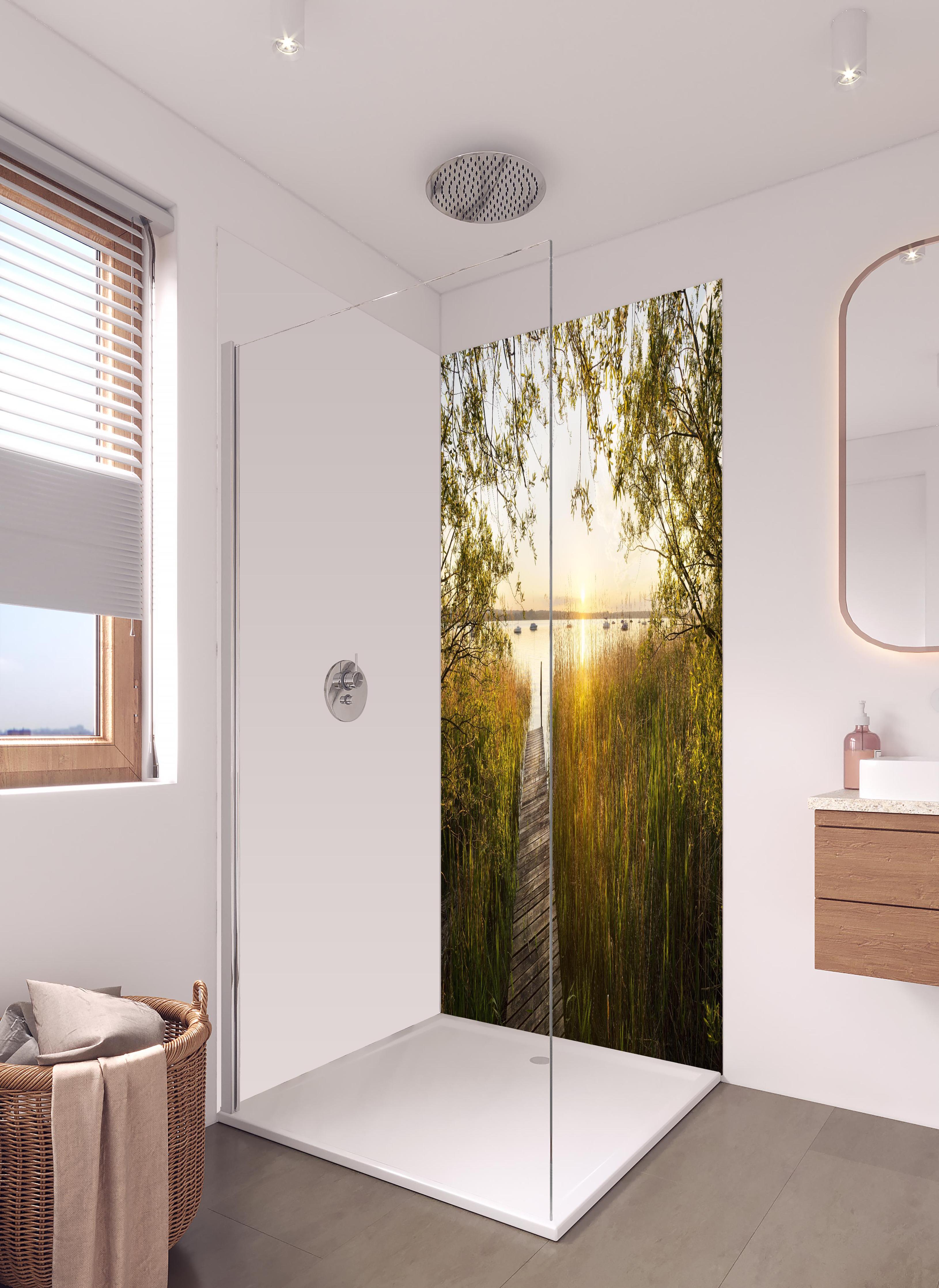Duschrückwand - See in Bayern bei Sonnenuntergang in hellem Badezimmer mit Regenduschkopf - zweiteilige Eck-Duschrückwand