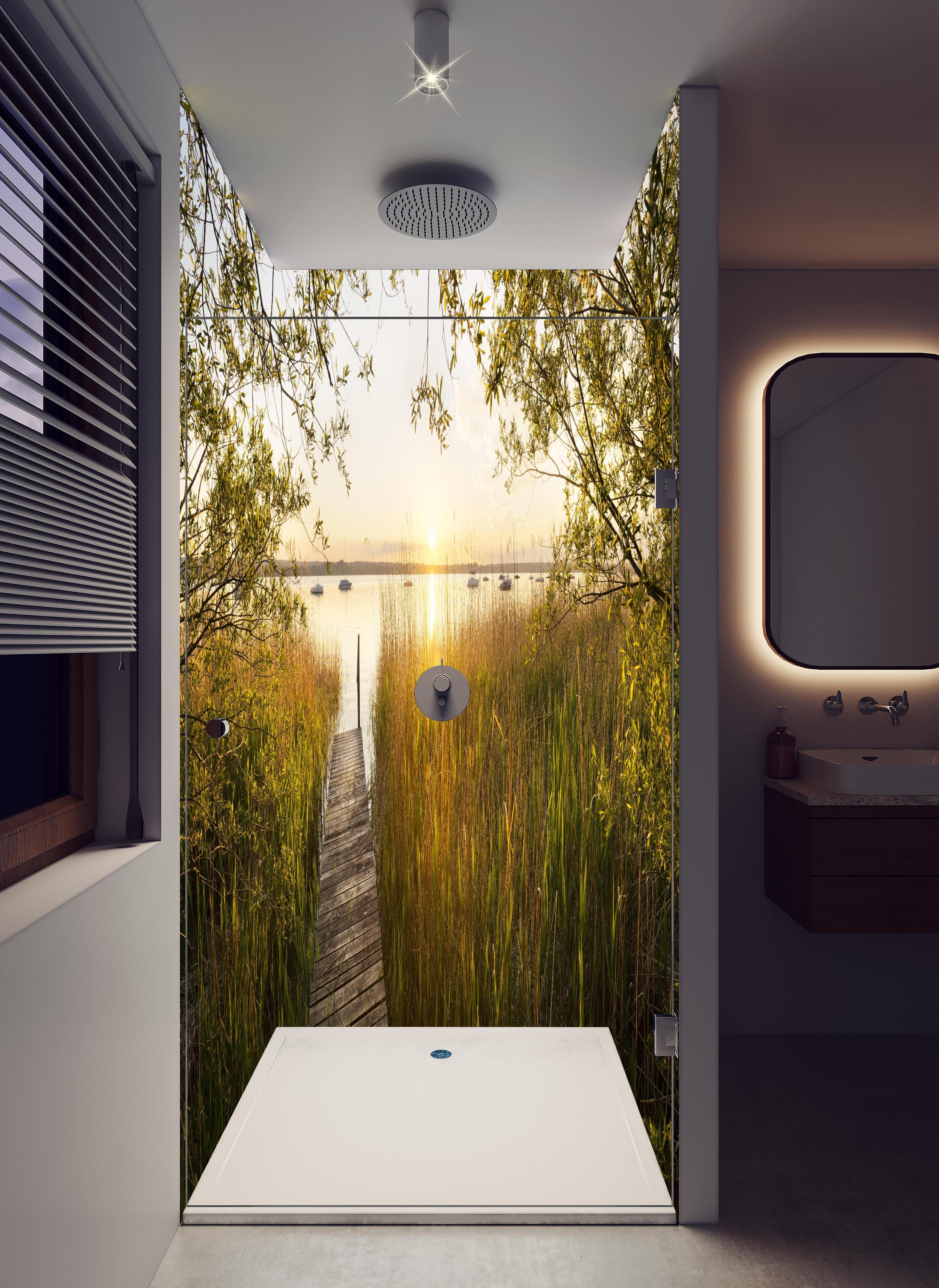 Duschrückwand - See in Bayern bei Sonnenuntergang in hellem Badezimmer mit Regenduschkopf - zweiteilige Eck-Duschrückwand