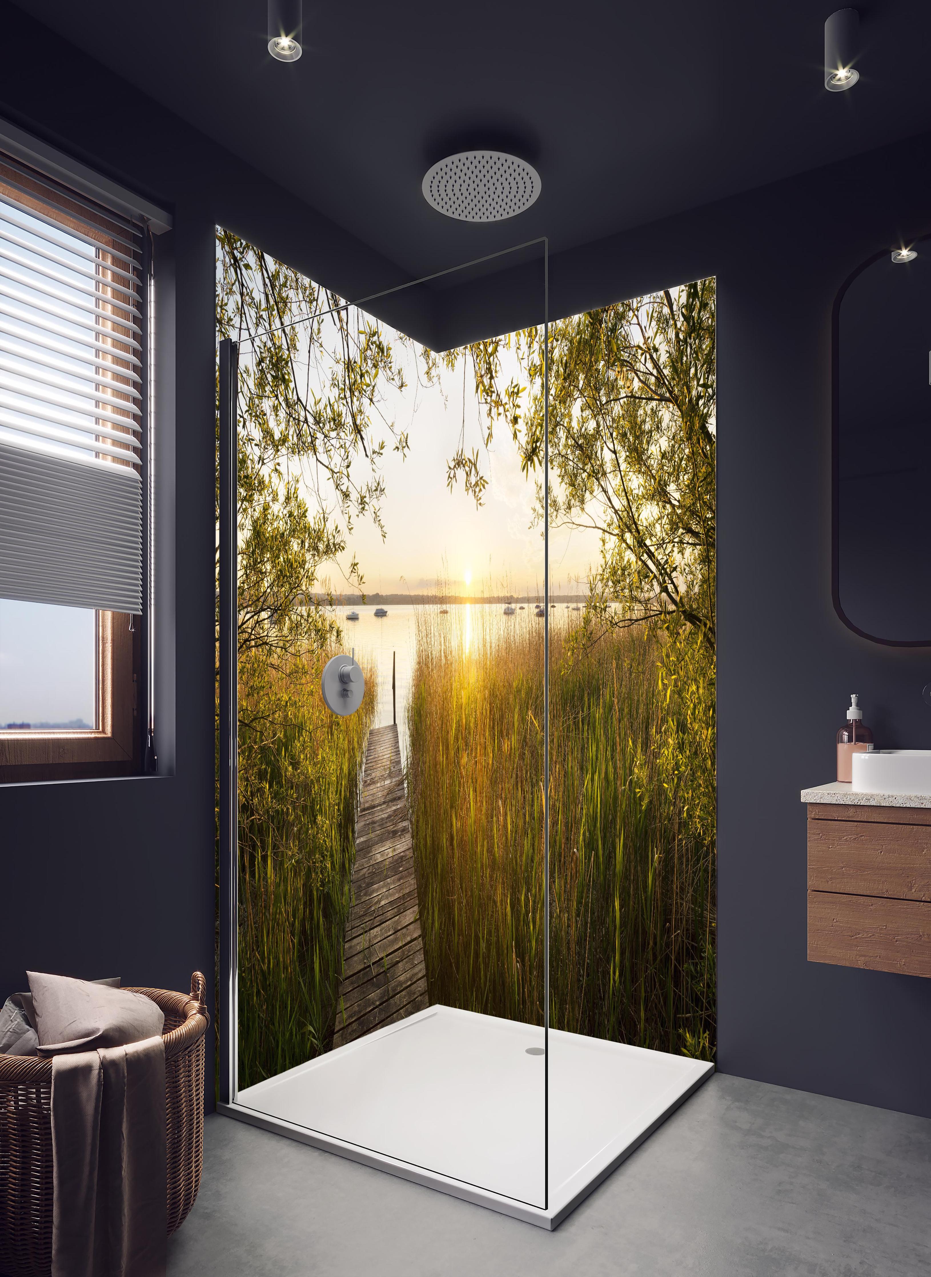 Duschrückwand - See in Bayern bei Sonnenuntergang in hellem Badezimmer mit Regenduschkopf - zweiteilige Eck-Duschrückwand