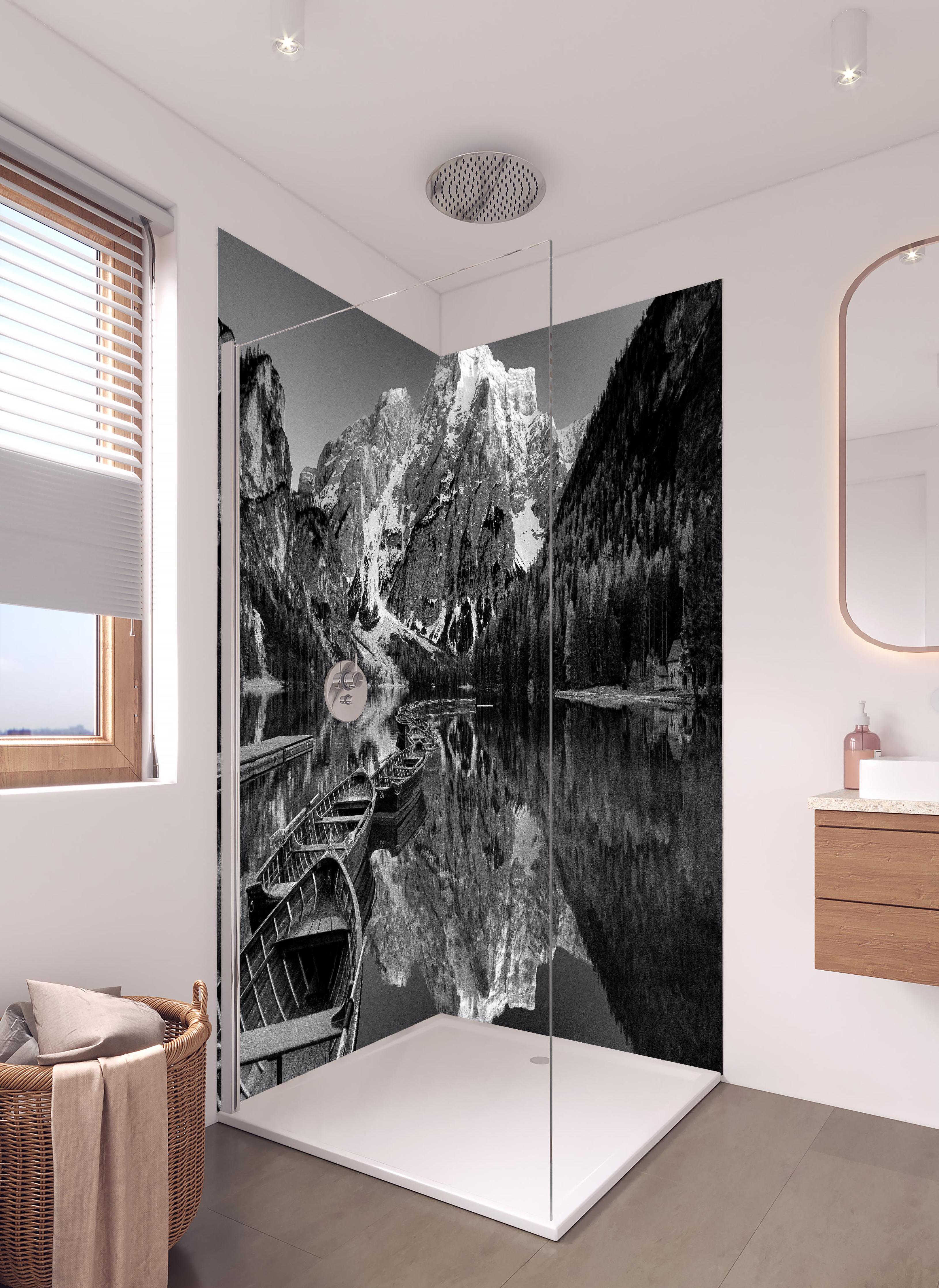 Duschrückwand - Seelandschaft Braies Schwarz-Weiß Idylle in hellem Badezimmer mit Regenduschkopf - zweiteilige Eck-Duschrückwand