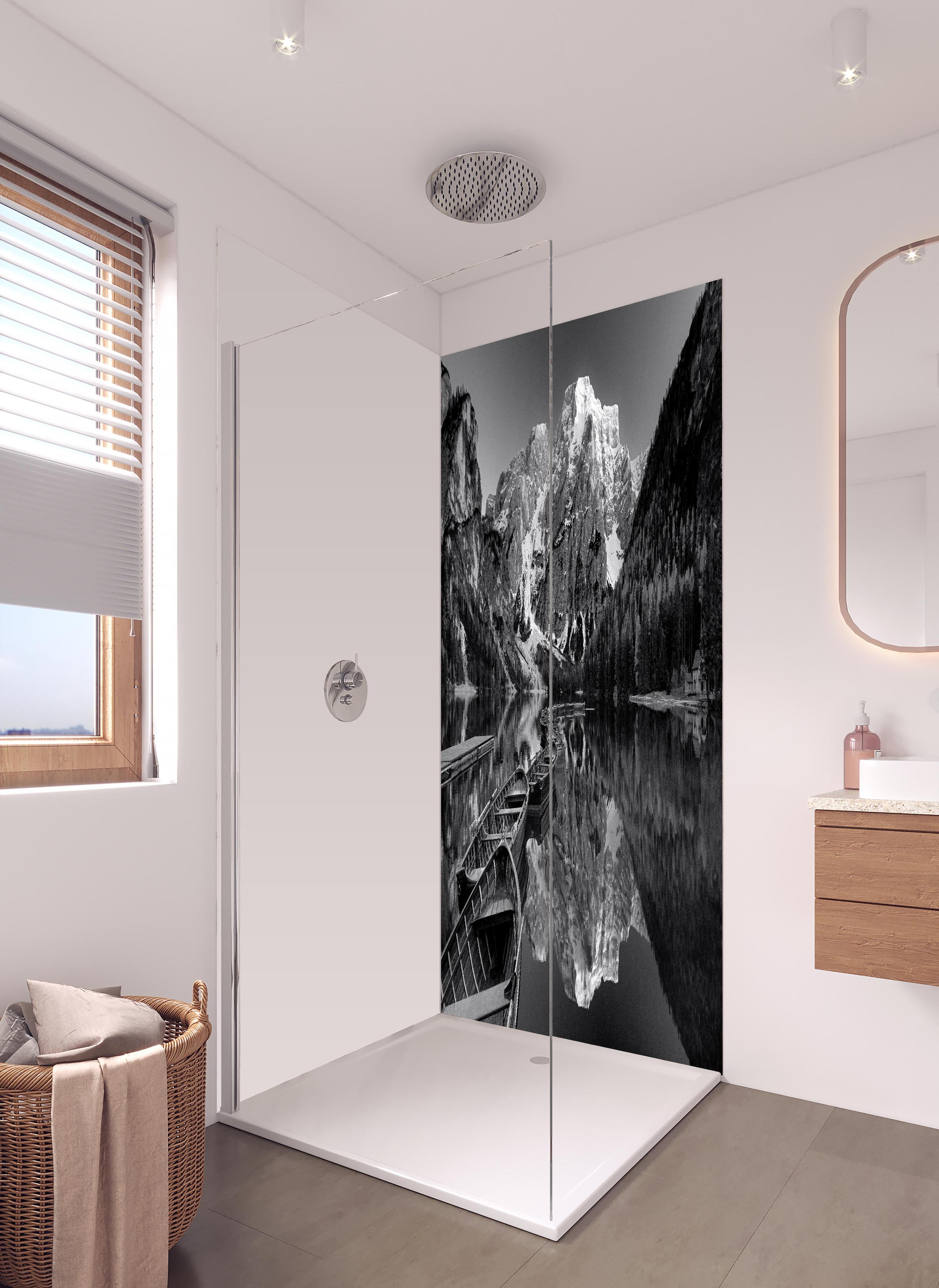 Duschrückwand - Seelandschaft Braies Schwarz-Weiß Idylle in hellem Badezimmer mit Regenduschkopf - zweiteilige Eck-Duschrückwand