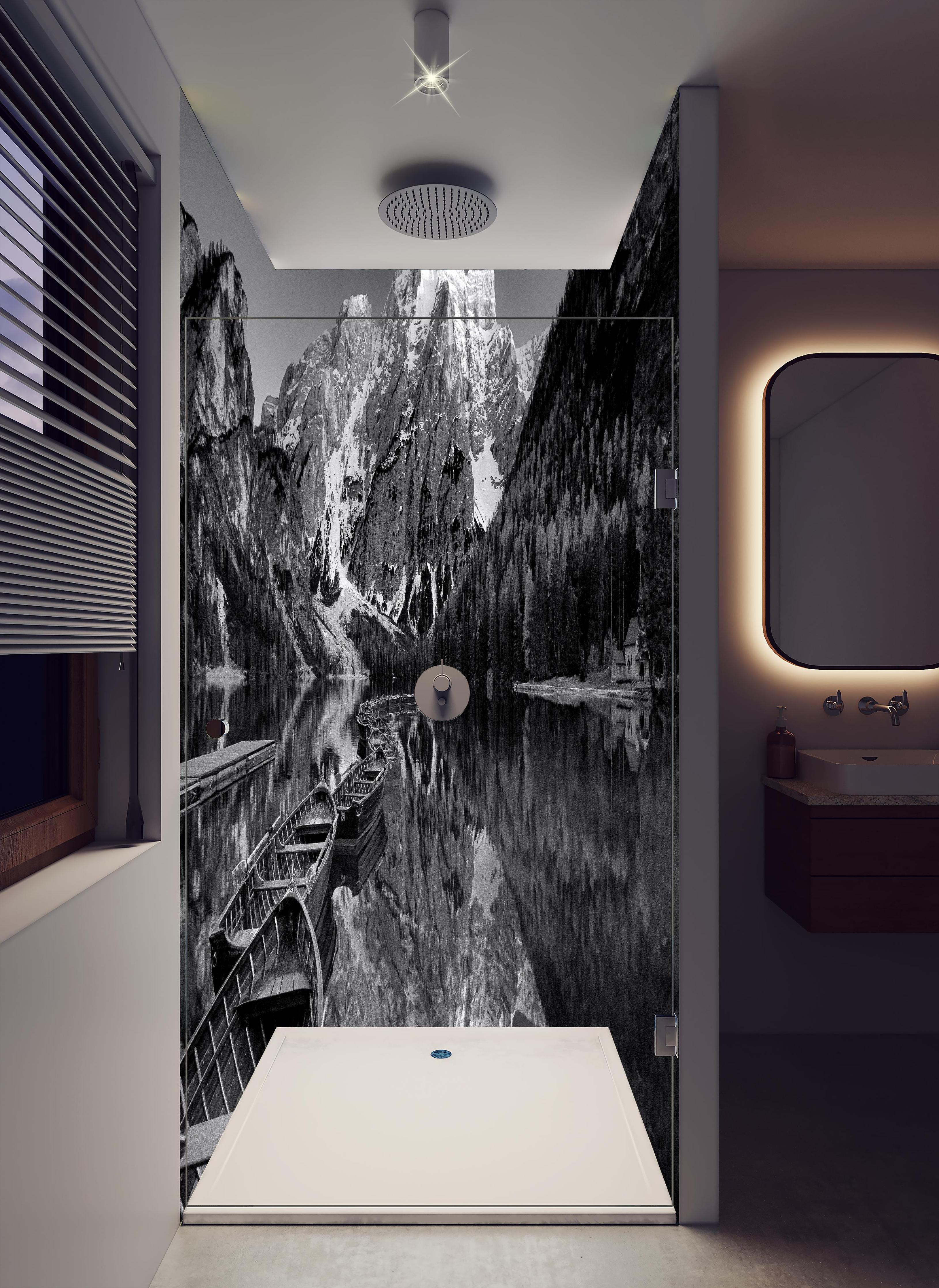 Duschrückwand - Seelandschaft Braies Schwarz-Weiß Idylle in hellem Badezimmer mit Regenduschkopf - zweiteilige Eck-Duschrückwand