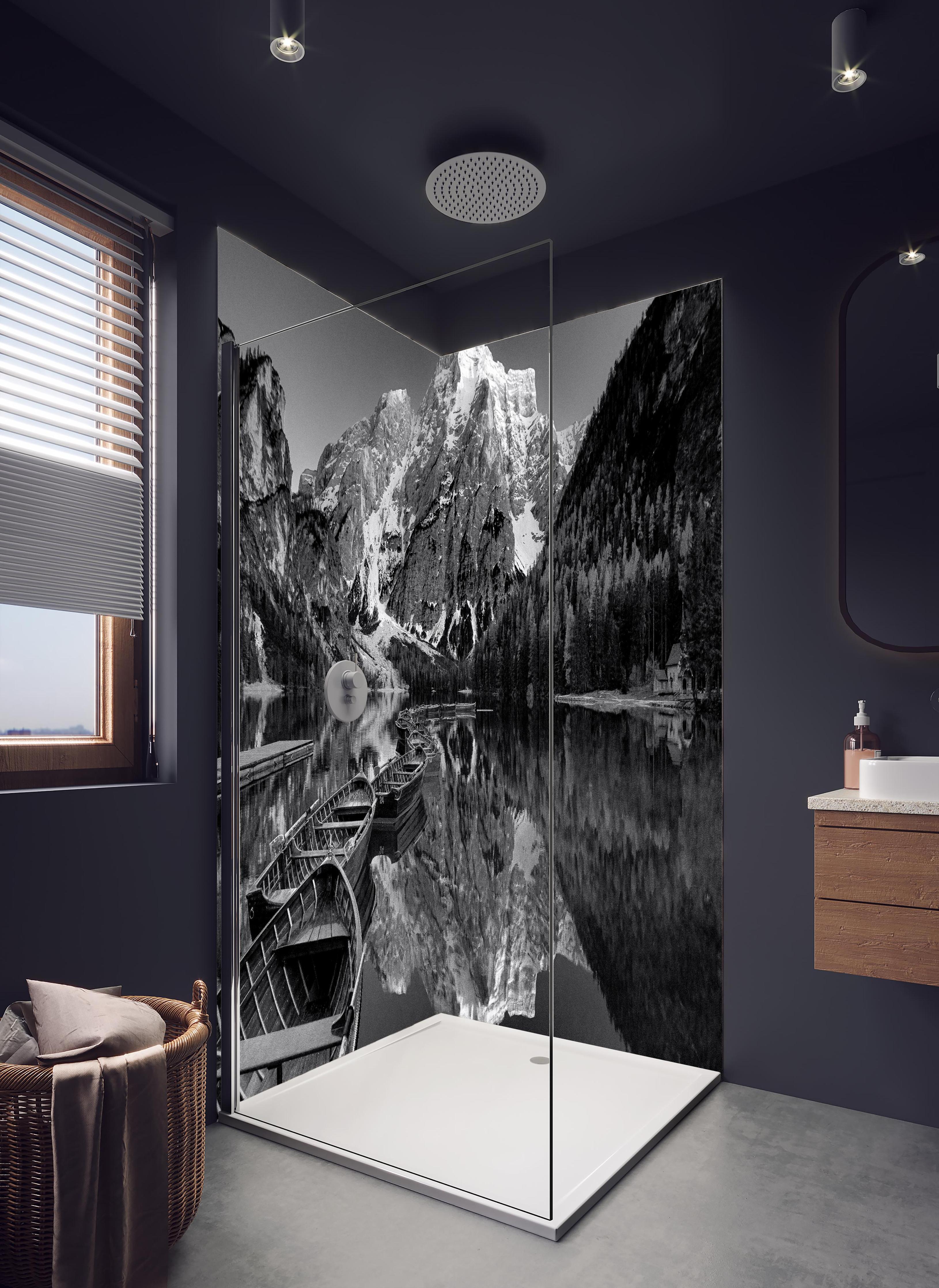 Duschrückwand - Seelandschaft Braies Schwarz-Weiß Idylle in hellem Badezimmer mit Regenduschkopf - zweiteilige Eck-Duschrückwand