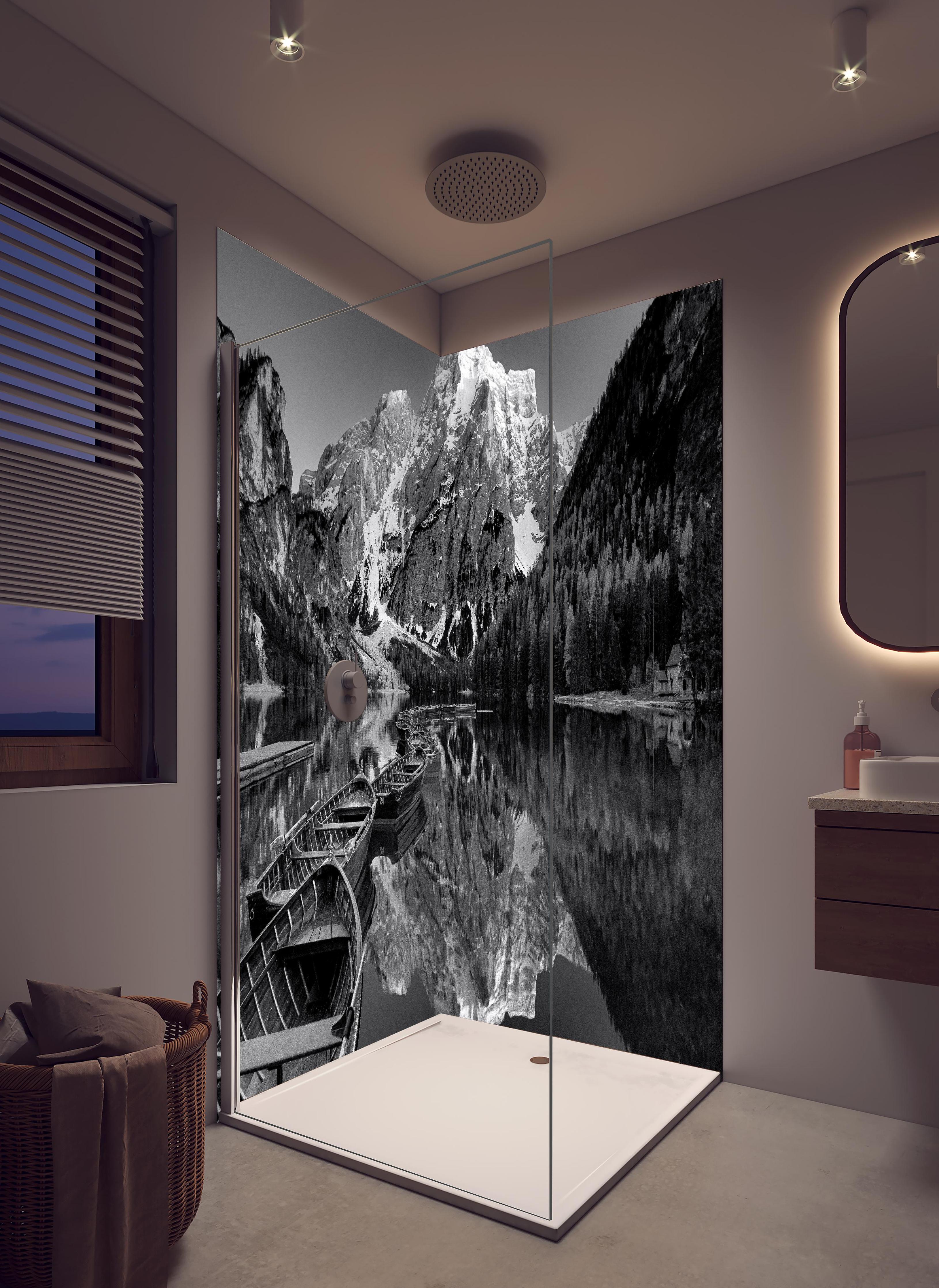 Duschrückwand - Seelandschaft Braies Schwarz-Weiß Idylle in hellem Badezimmer mit Regenduschkopf - zweiteilige Eck-Duschrückwand