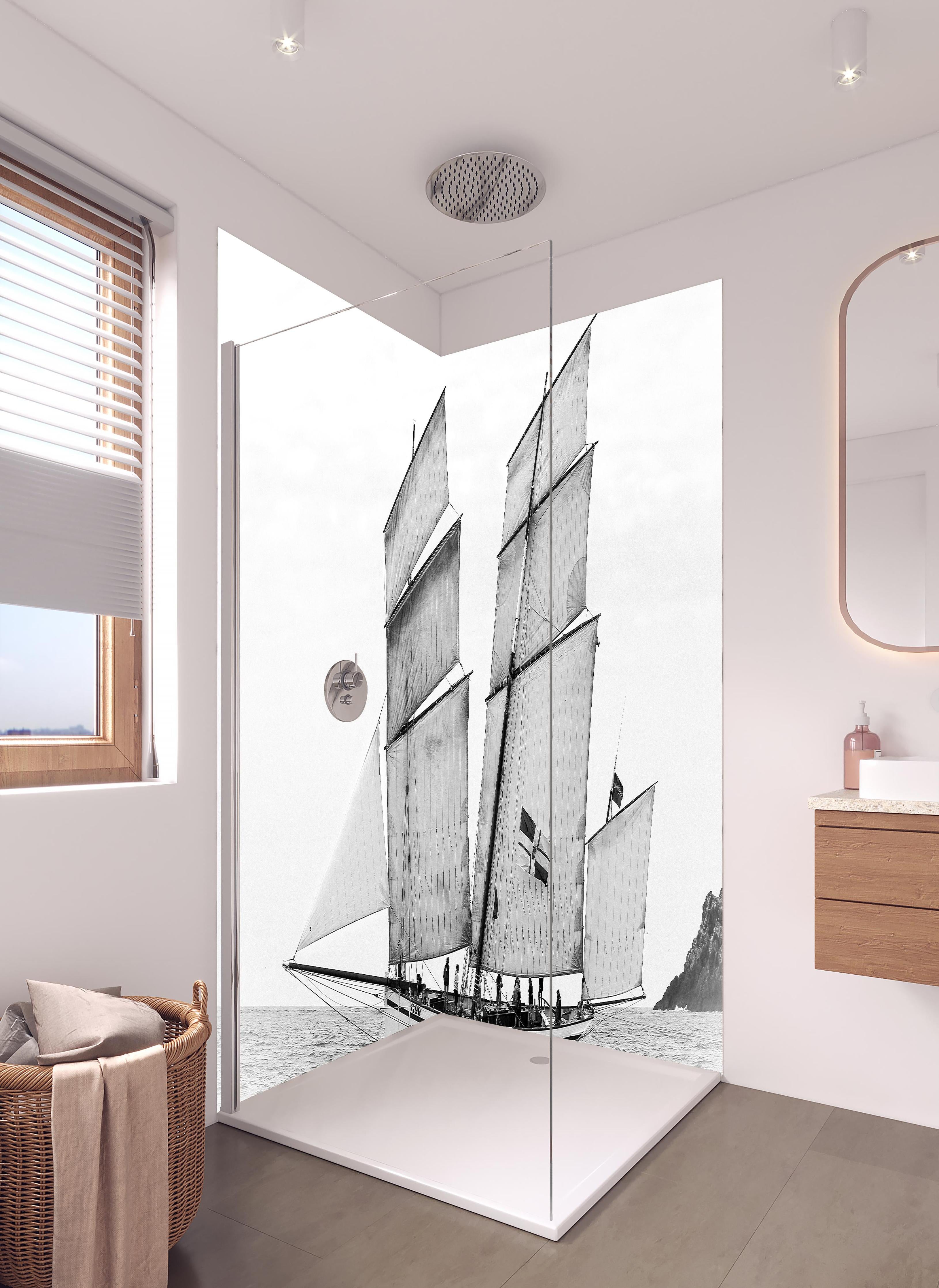Duschrückwand - Segelboot auf dem Meer in hellem Badezimmer mit Regenduschkopf - zweiteilige Eck-Duschrückwand