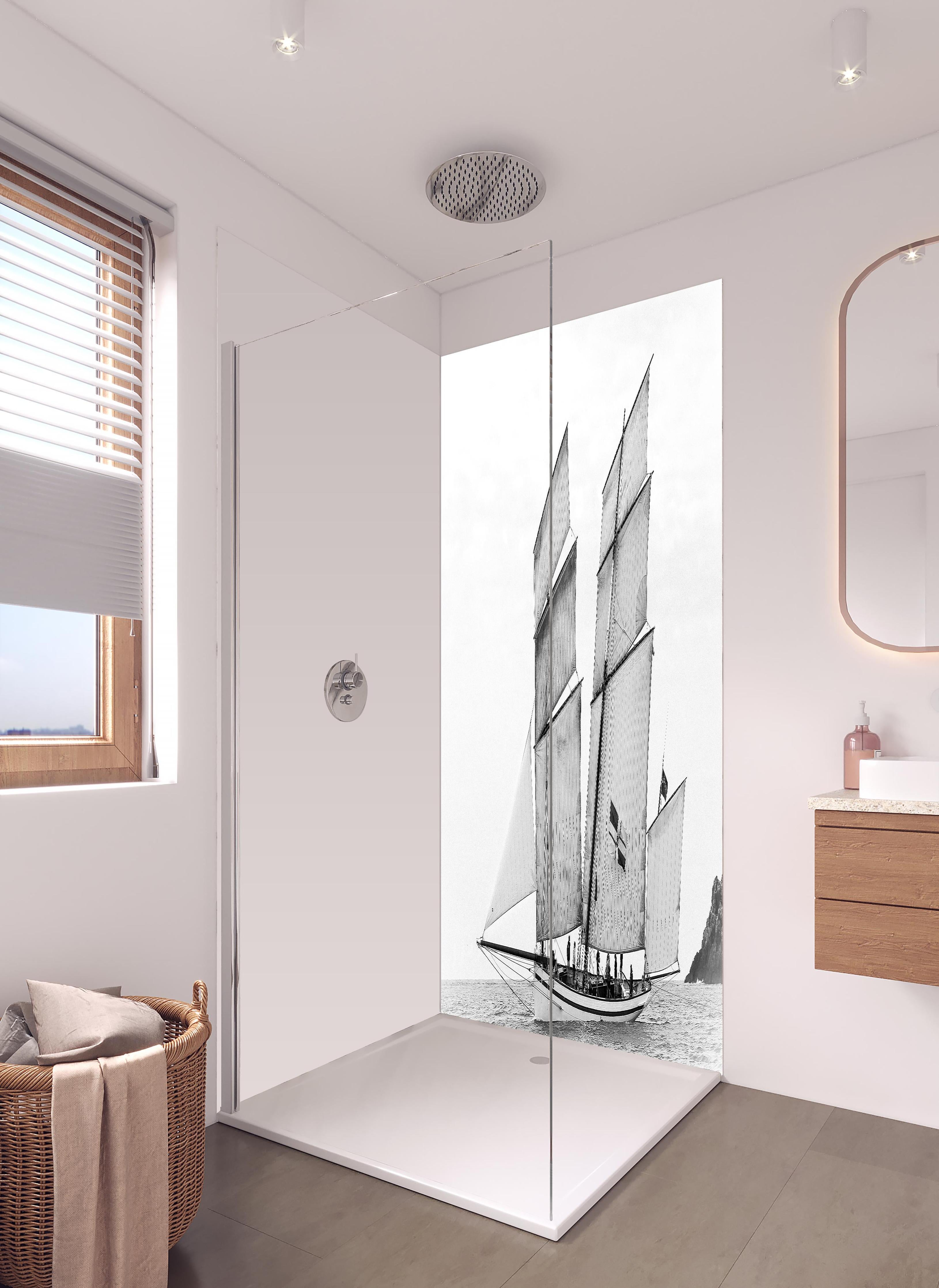 Duschrückwand - Segelboot auf dem Meer in hellem Badezimmer mit Regenduschkopf - zweiteilige Eck-Duschrückwand