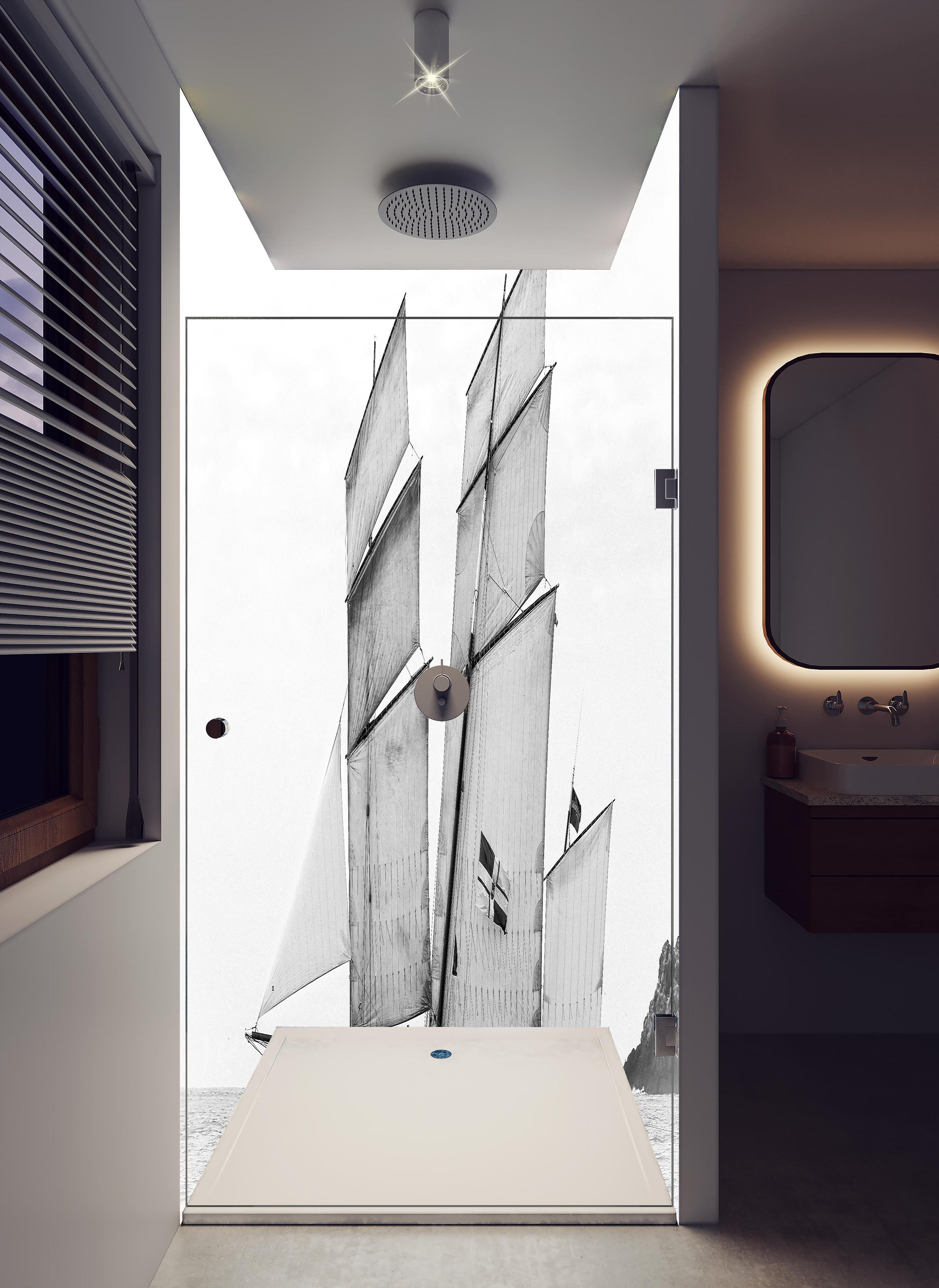 Duschrückwand - Segelboot auf dem Meer in hellem Badezimmer mit Regenduschkopf - zweiteilige Eck-Duschrückwand