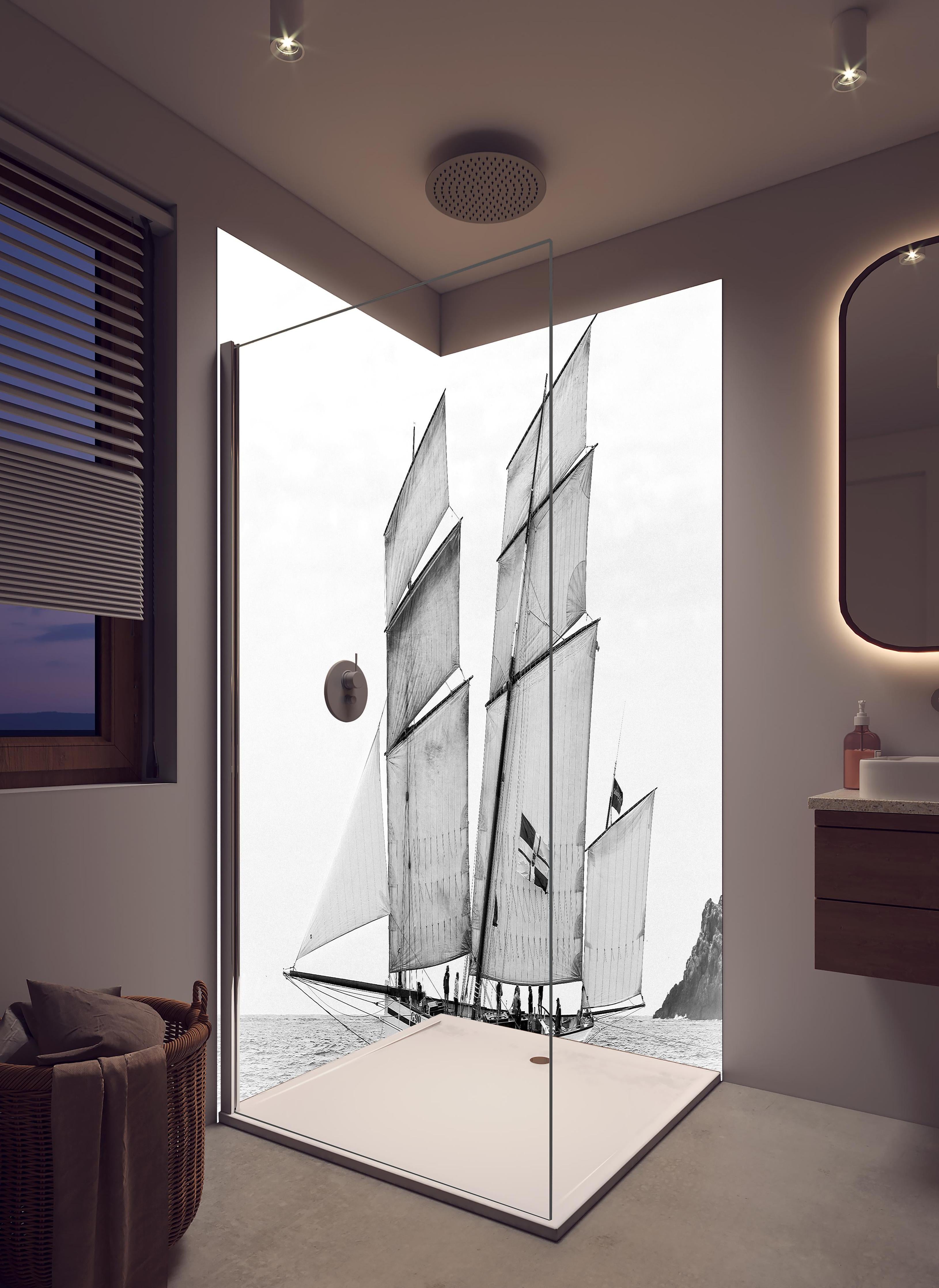 Duschrückwand - Segelboot auf dem Meer in hellem Badezimmer mit Regenduschkopf - zweiteilige Eck-Duschrückwand