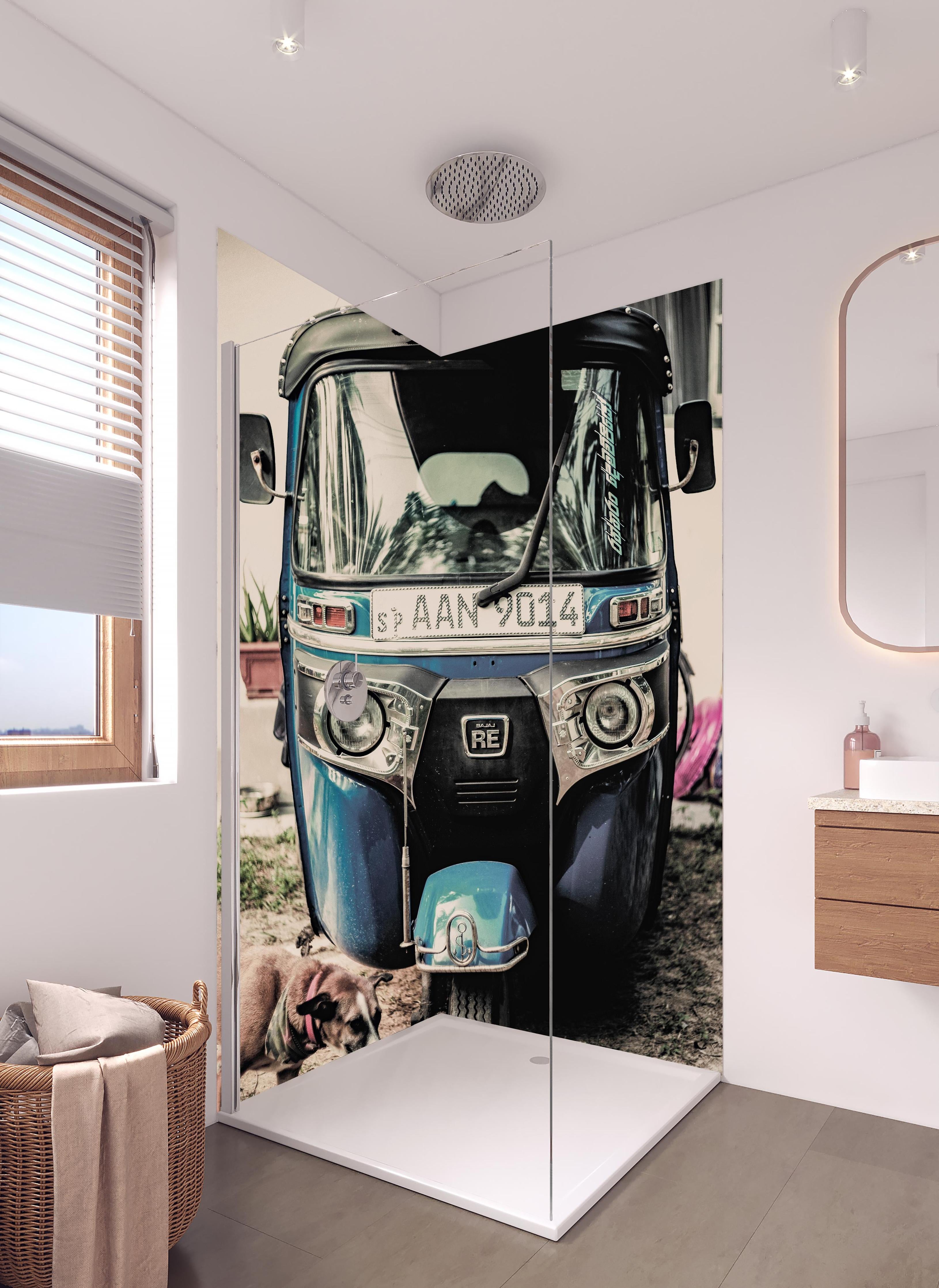 Duschrückwand - Self Drive in hellem Badezimmer mit Regenduschkopf - zweiteilige Eck-Duschrückwand