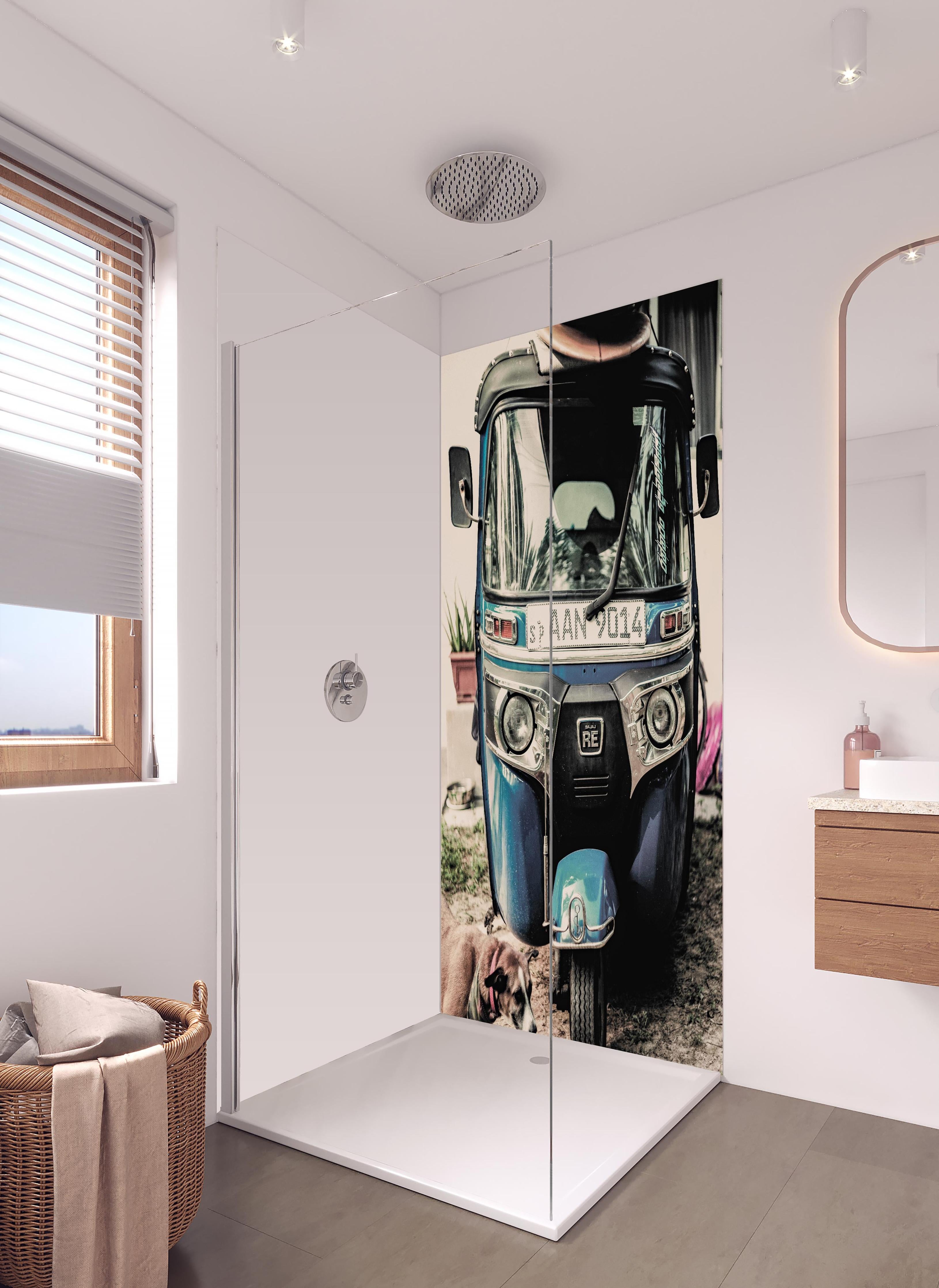 Duschrückwand - Self Drive in hellem Badezimmer mit Regenduschkopf - zweiteilige Eck-Duschrückwand