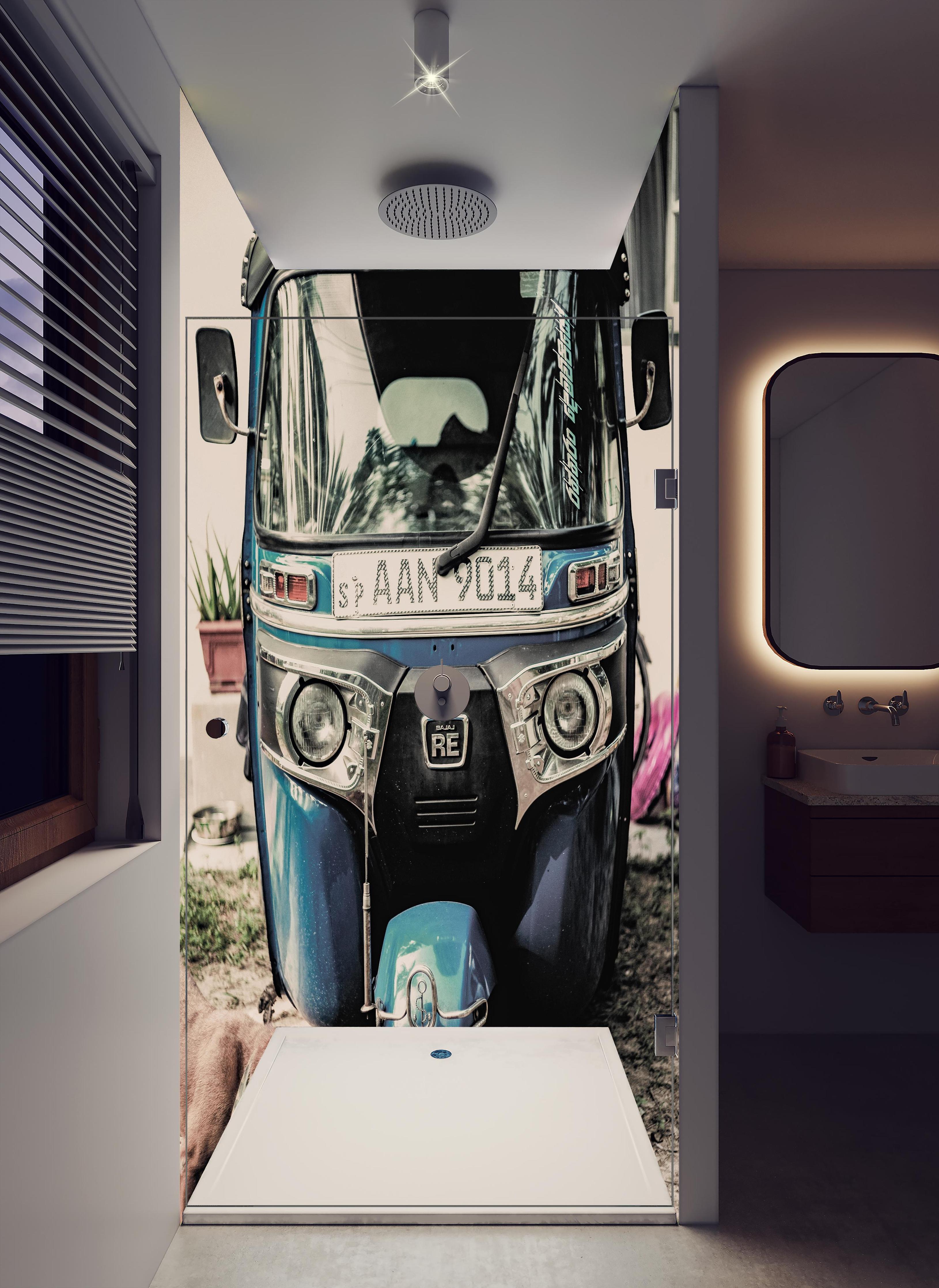 Duschrückwand - Self Drive in hellem Badezimmer mit Regenduschkopf - zweiteilige Eck-Duschrückwand