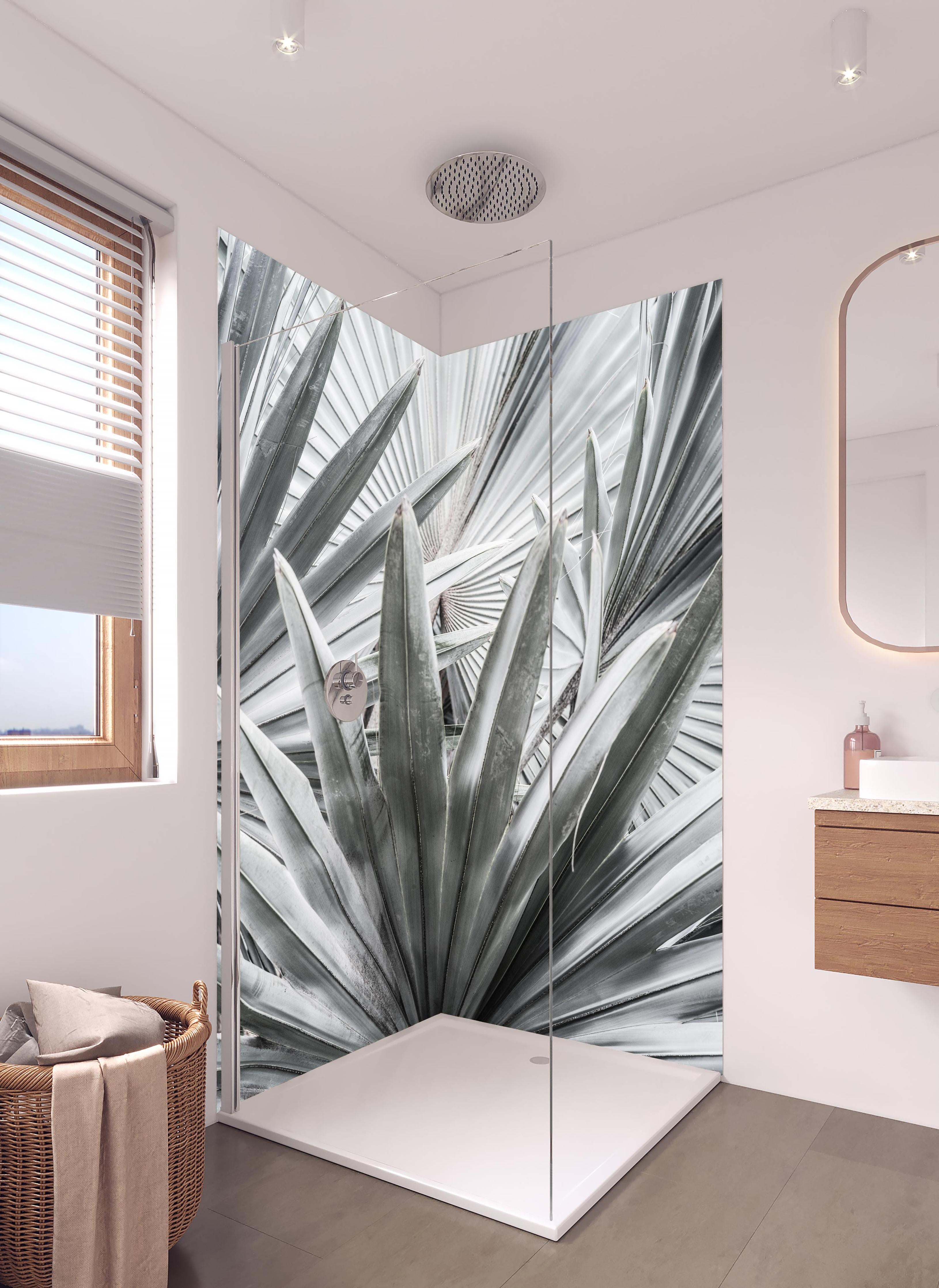Duschrückwand - Silber-Graue Agave Pflanzenstruktur in hellem Badezimmer mit Regenduschkopf - zweiteilige Eck-Duschrückwand
