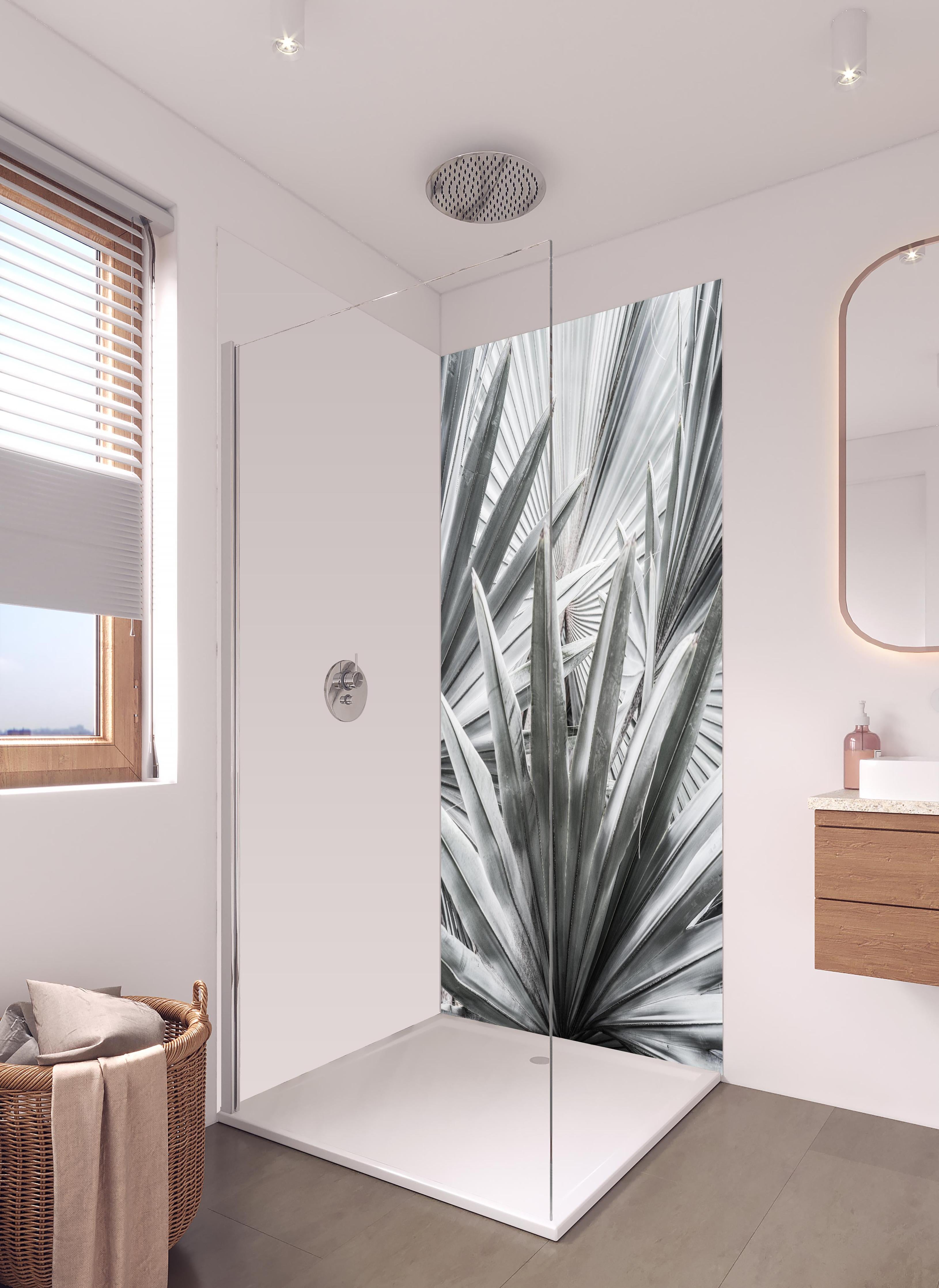 Duschrückwand - Silber-Graue Agave Pflanzenstruktur in hellem Badezimmer mit Regenduschkopf - zweiteilige Eck-Duschrückwand