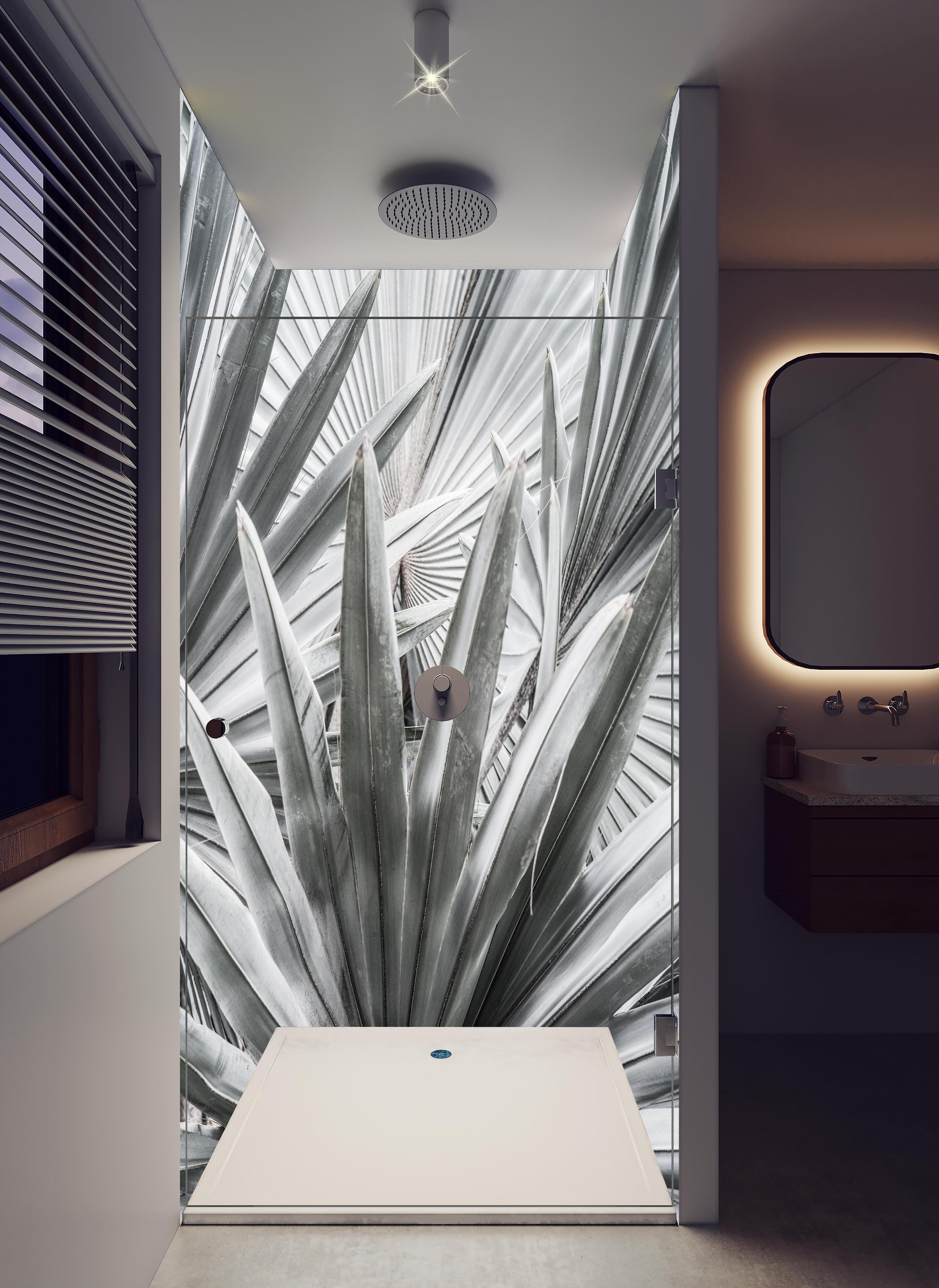 Duschrückwand - Silber-Graue Agave Pflanzenstruktur in hellem Badezimmer mit Regenduschkopf - zweiteilige Eck-Duschrückwand