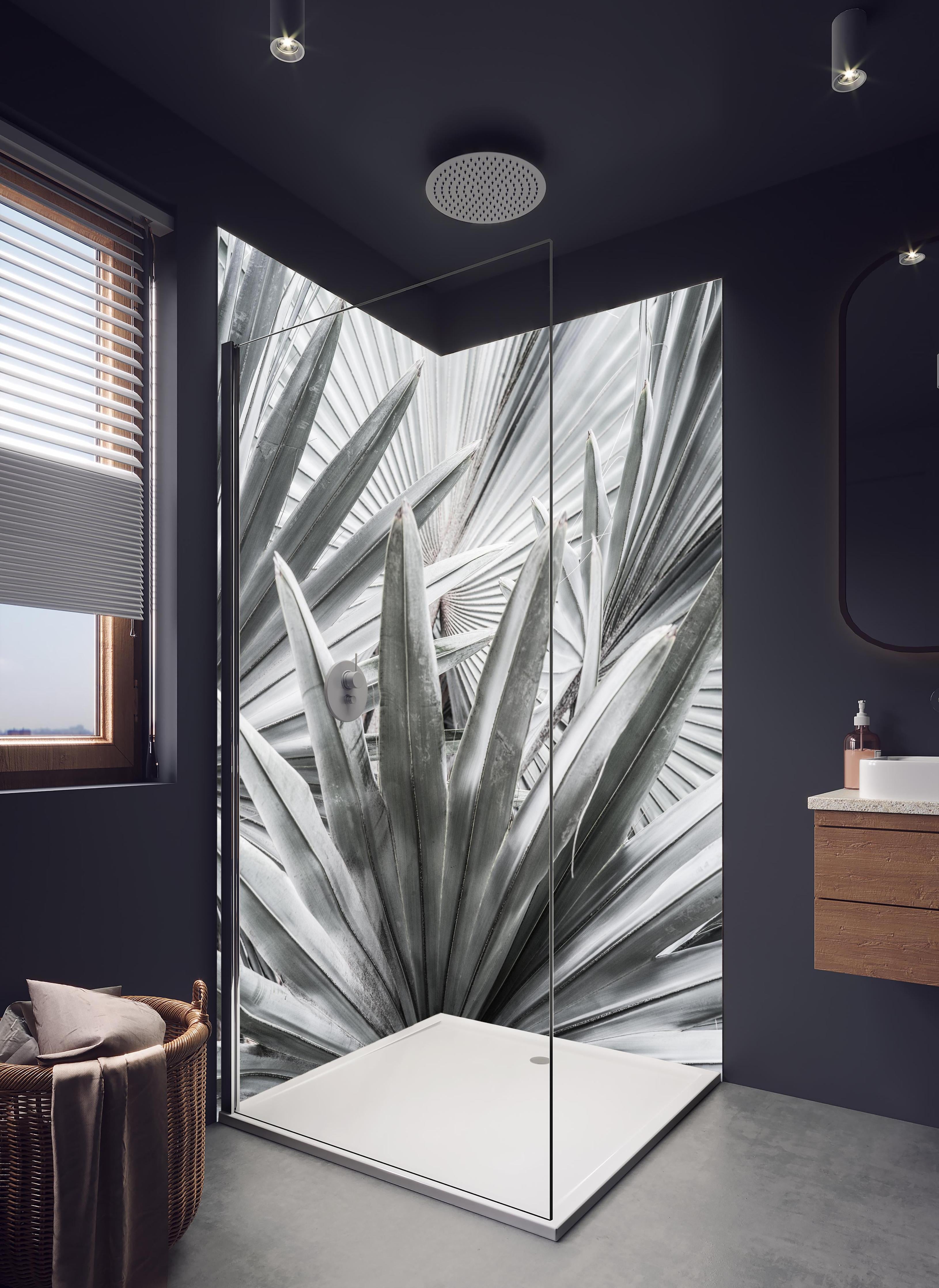 Duschrückwand - Silber-Graue Agave Pflanzenstruktur in hellem Badezimmer mit Regenduschkopf - zweiteilige Eck-Duschrückwand