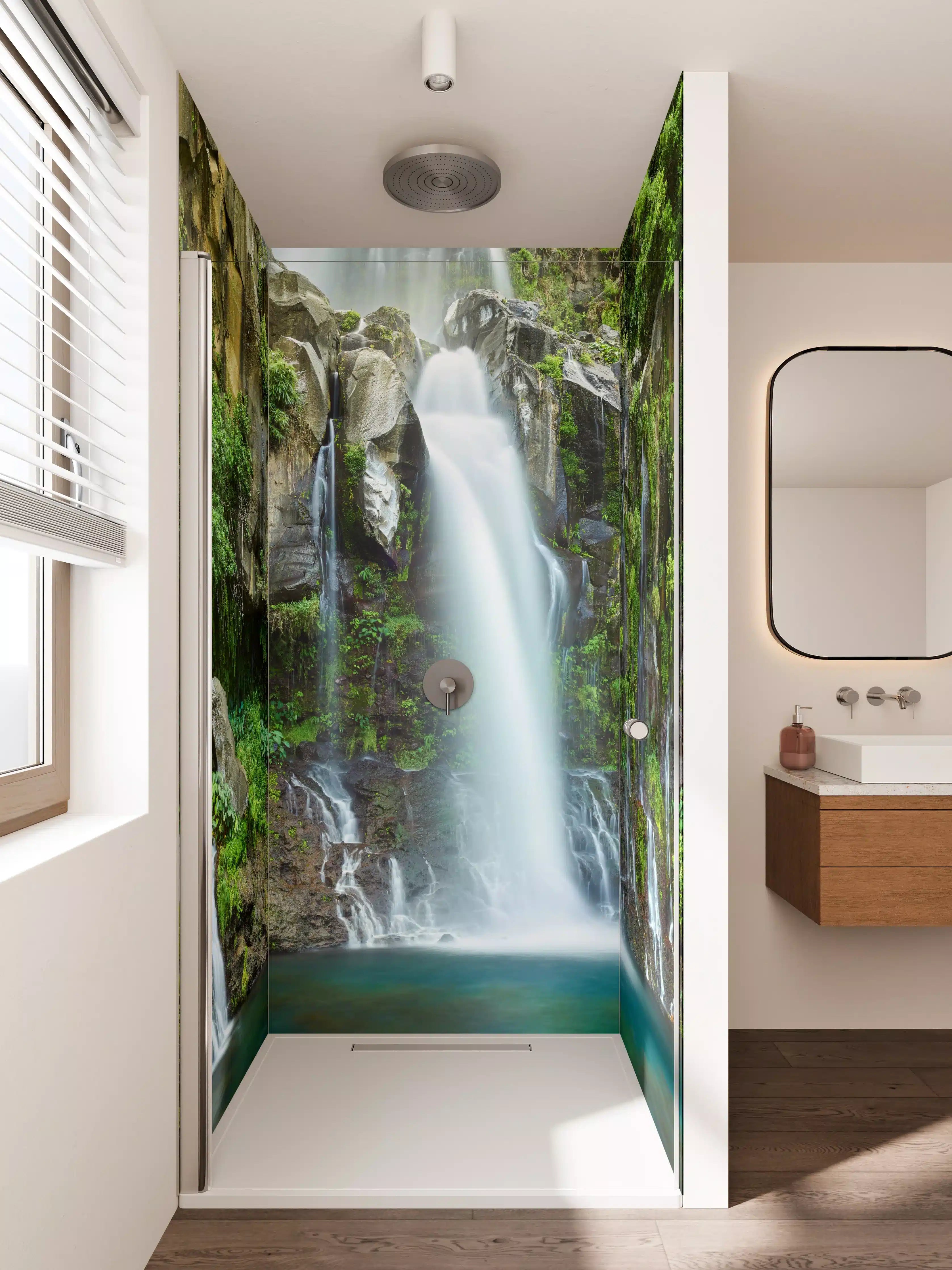 Duschrückwand - Silberner Wasserfall im grünen Wald