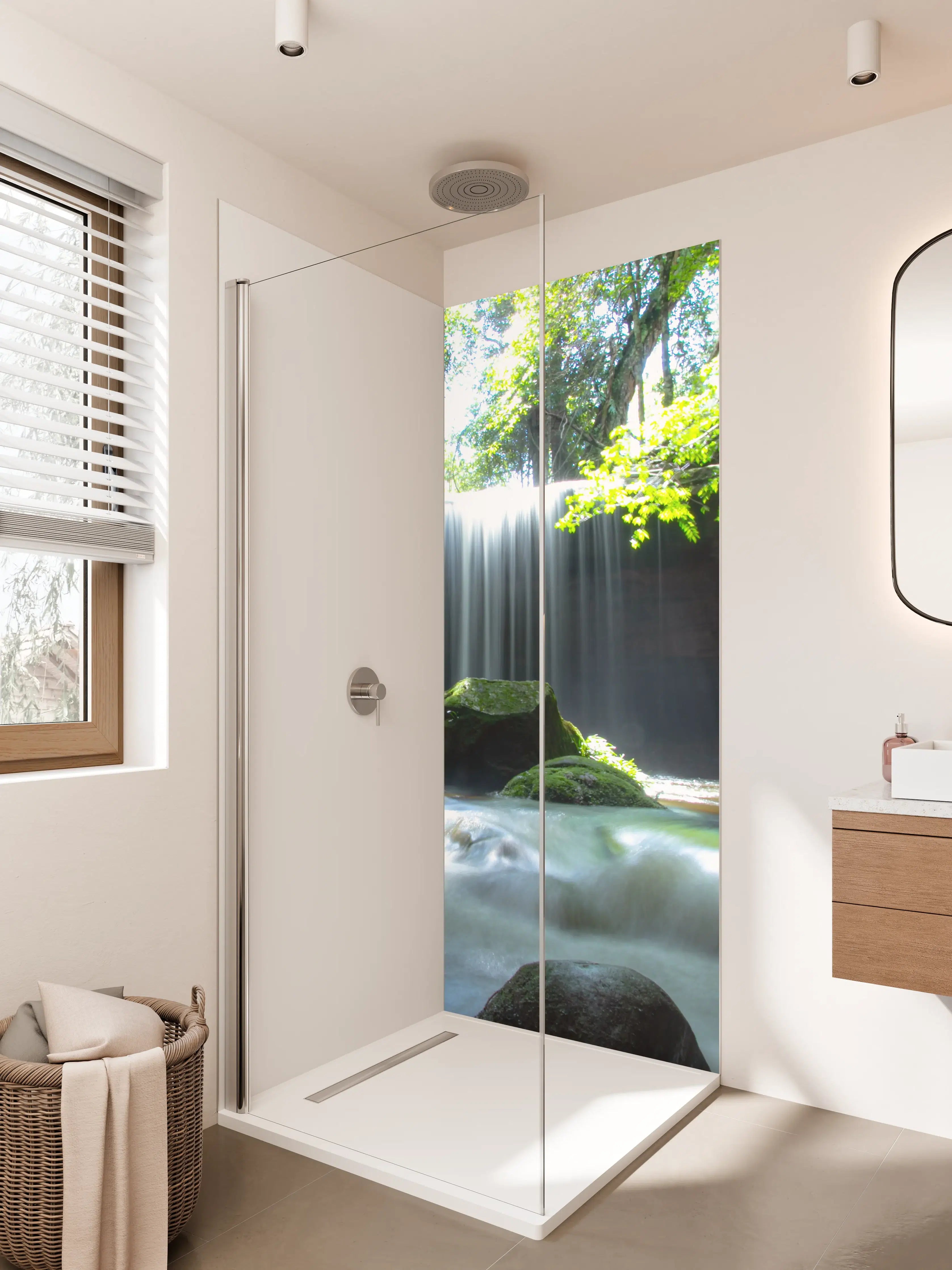 Duschrückwand - Silberner Wasserfall im smaragdgrünen Wald