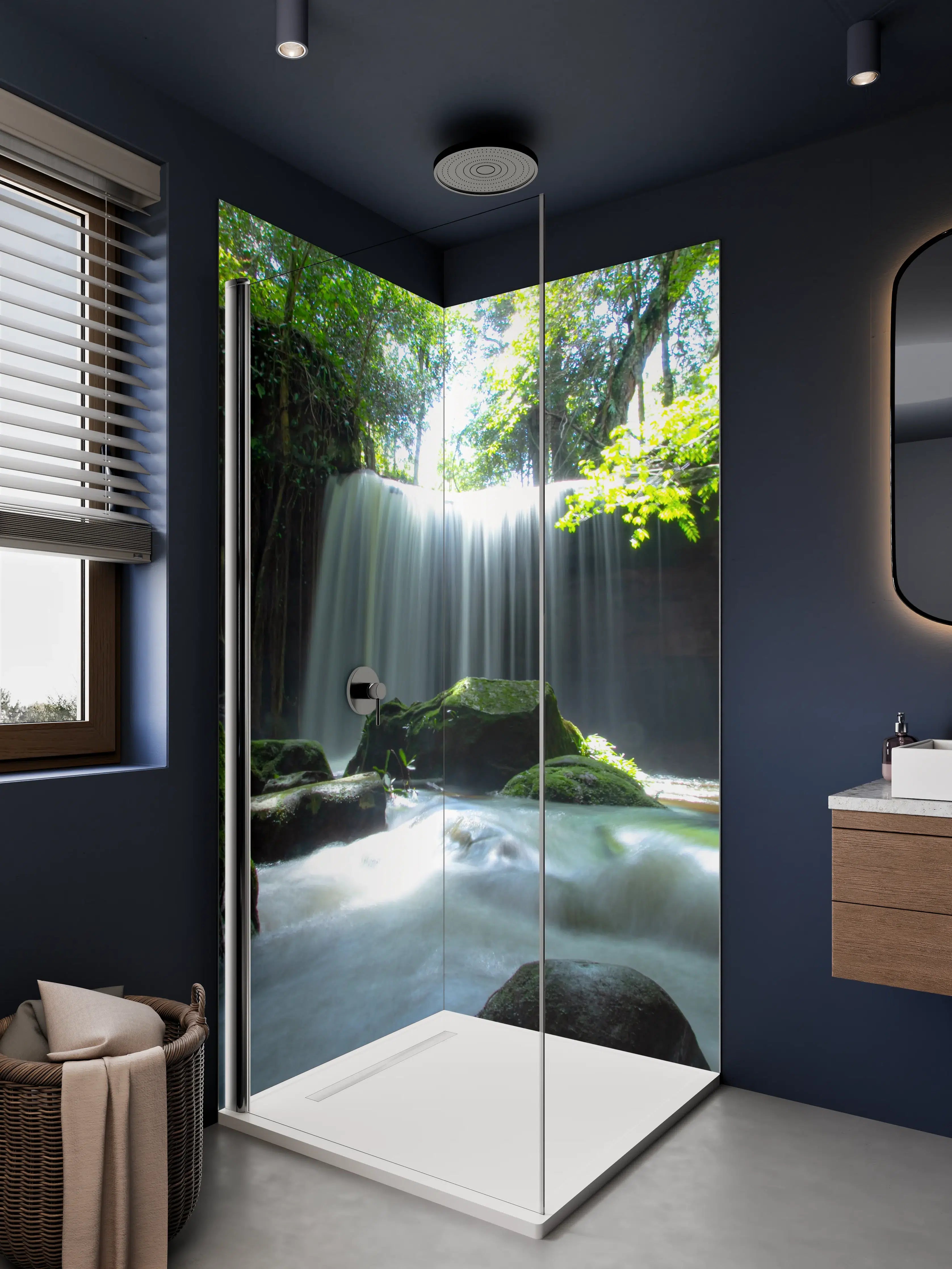 Duschrückwand - Silberner Wasserfall im smaragdgrünen Wald
