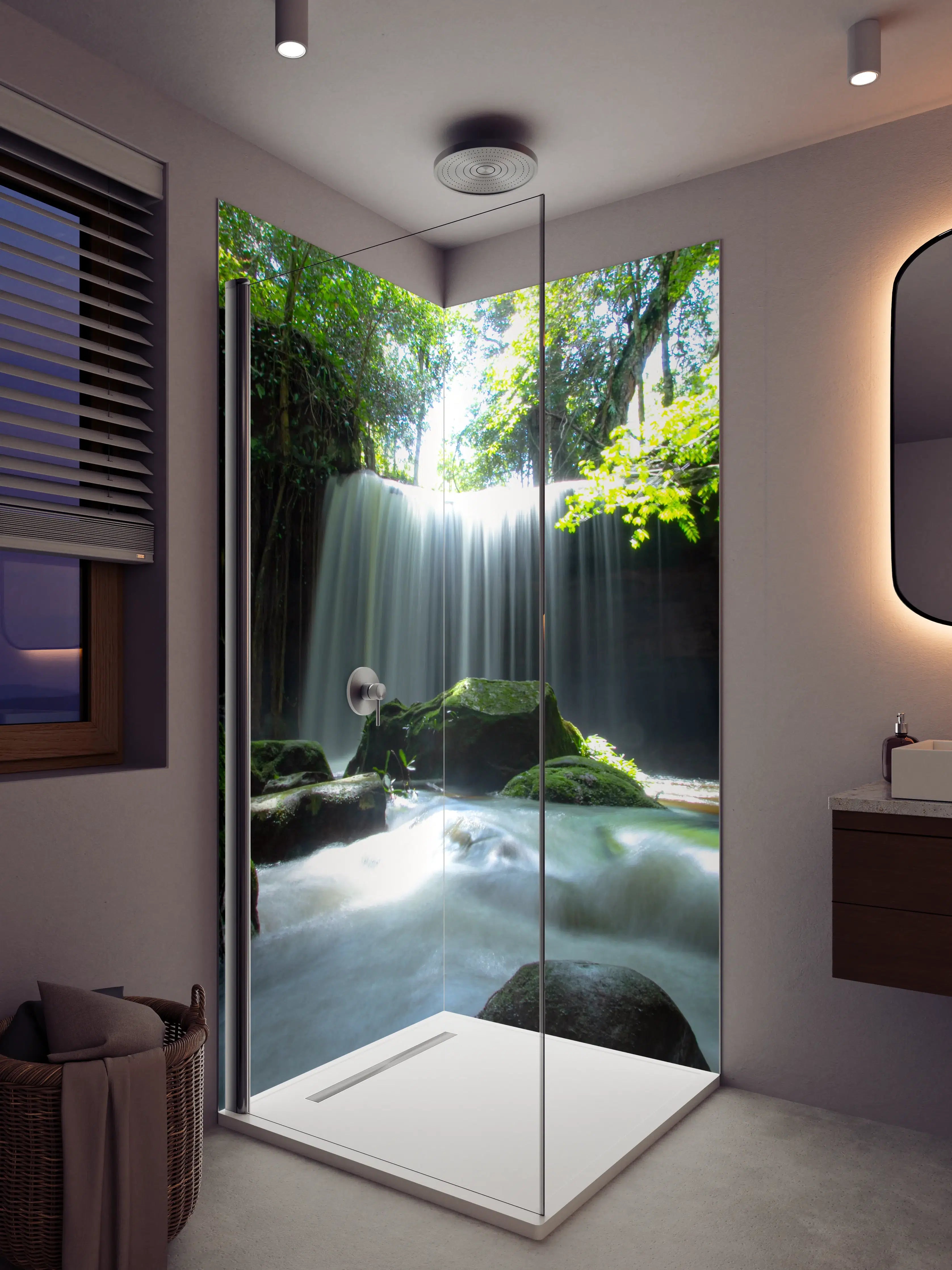 Duschrückwand - Silberner Wasserfall im smaragdgrünen Wald