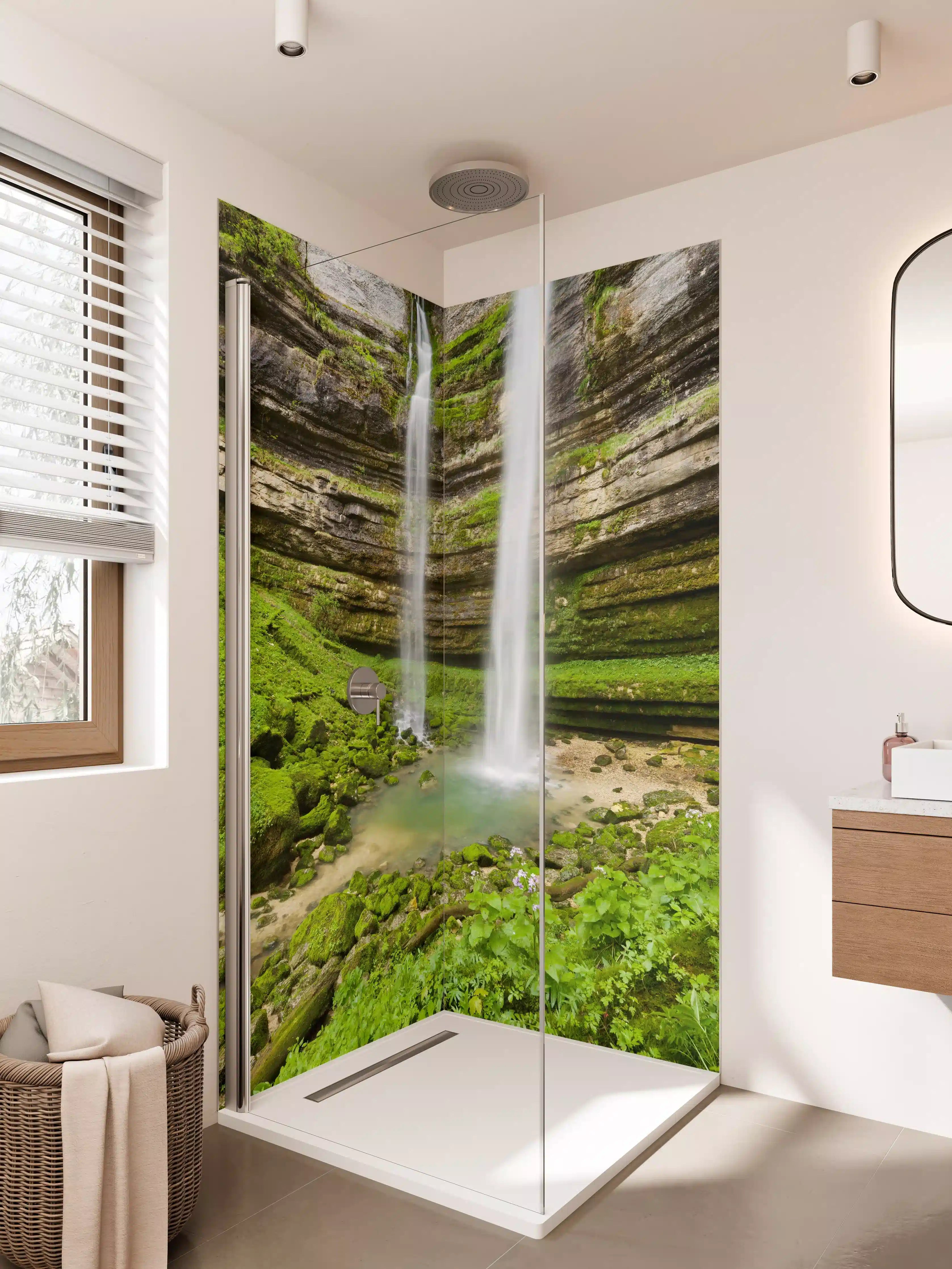 Duschrückwand - Silbernes Wasser im Waldfluss