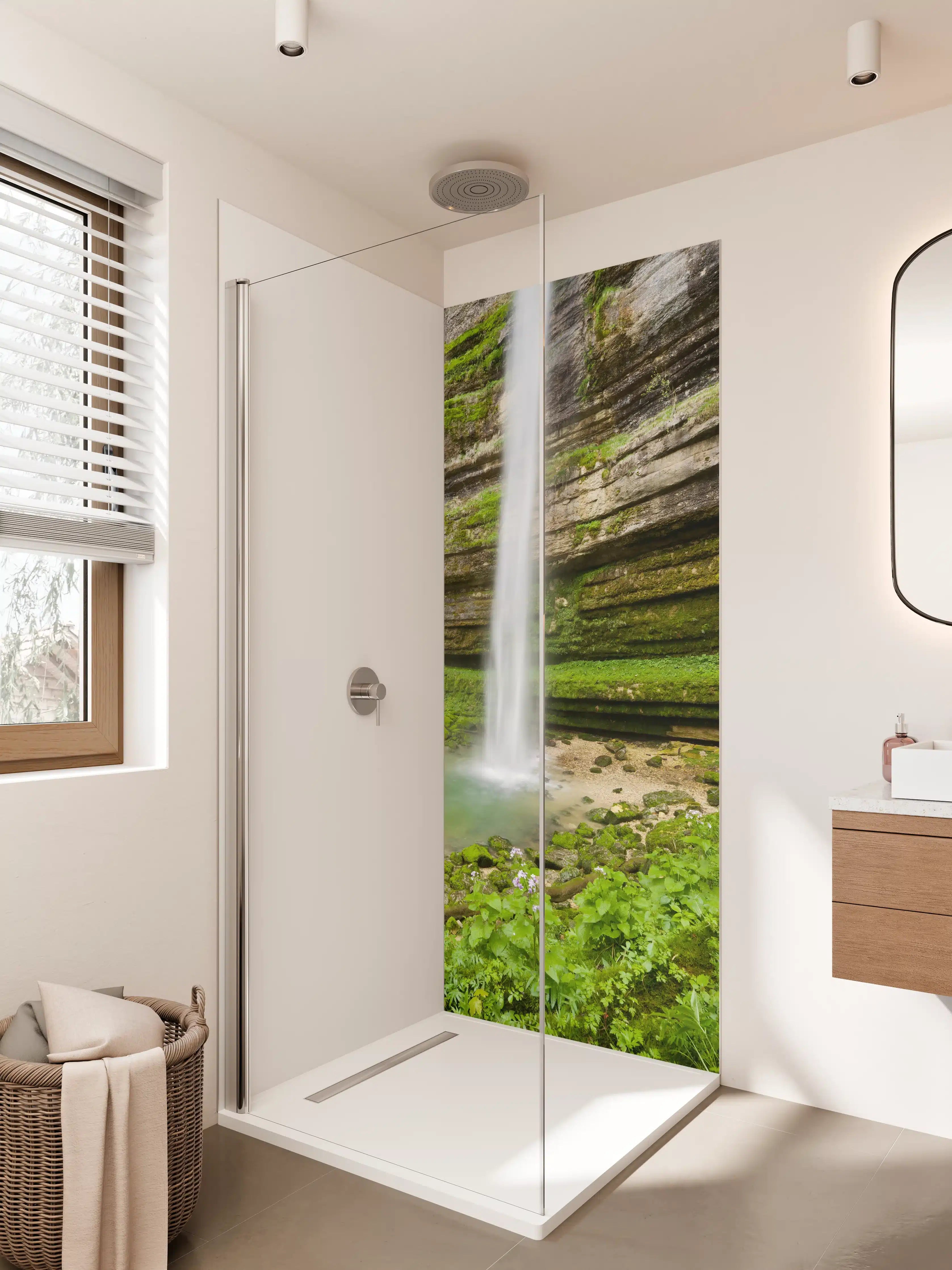 Duschrückwand - Silbernes Wasser im Waldfluss