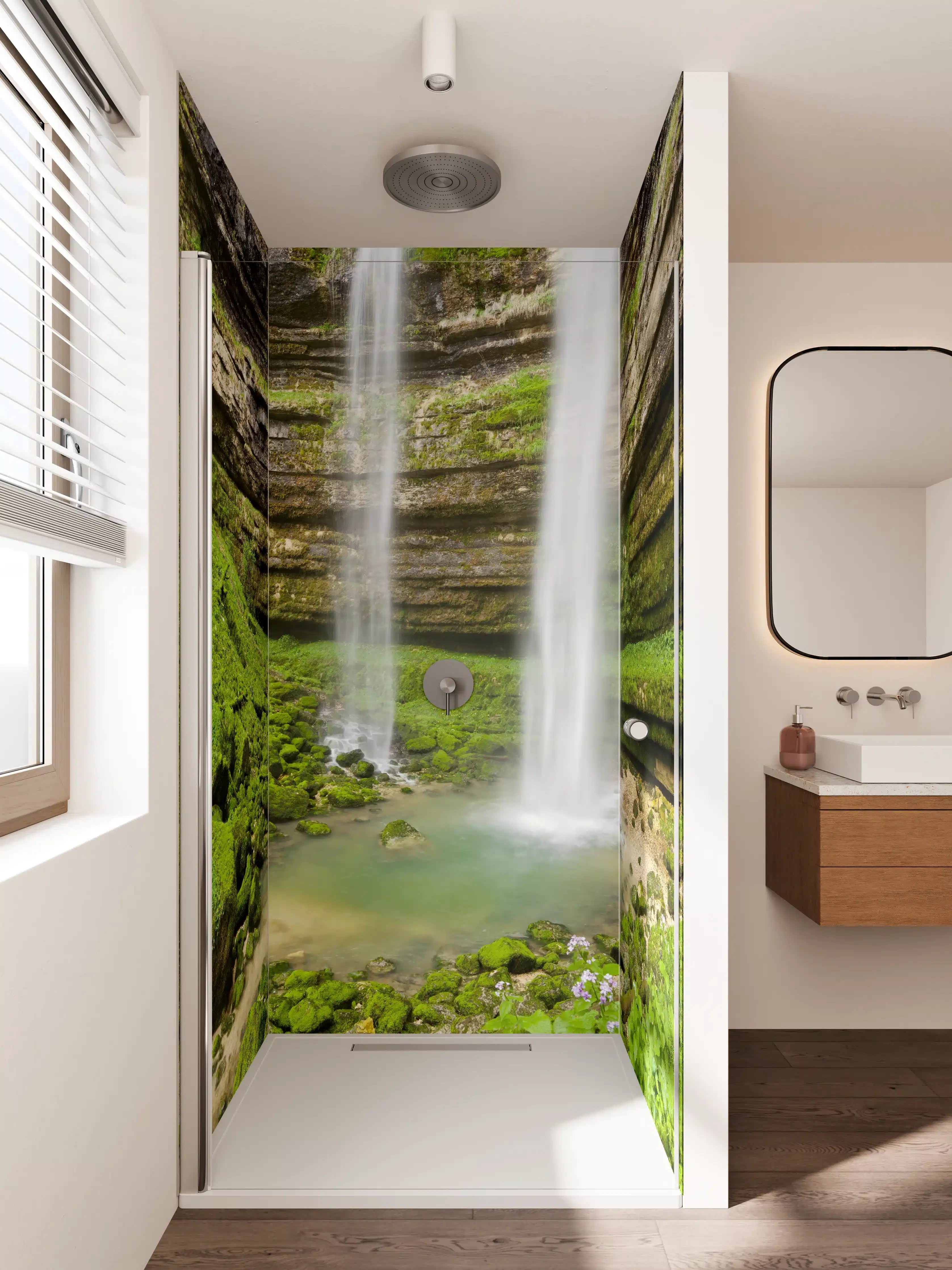 Duschrückwand - Silbernes Wasser im Waldfluss