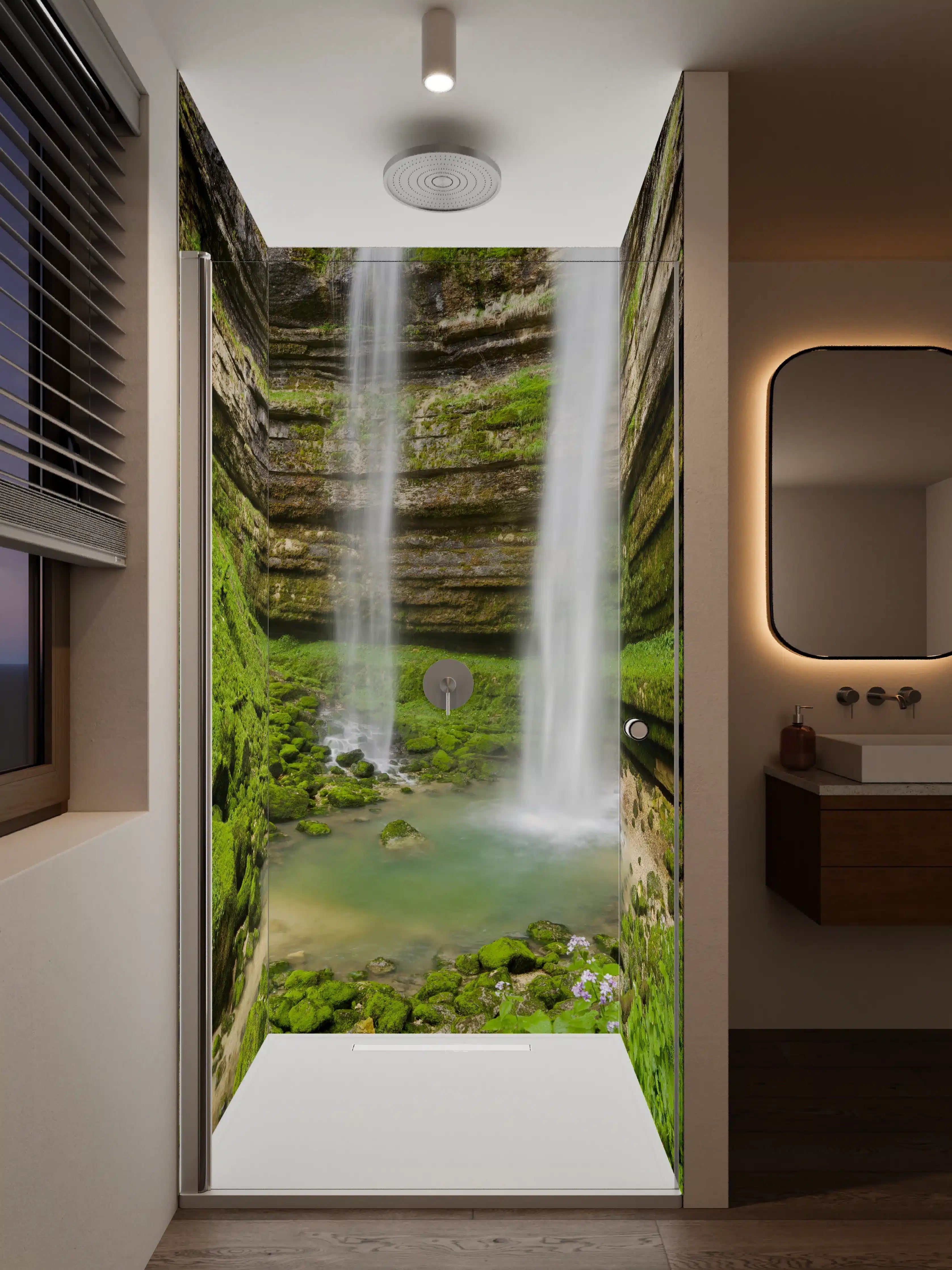 Duschrückwand - Silbernes Wasser im Waldfluss