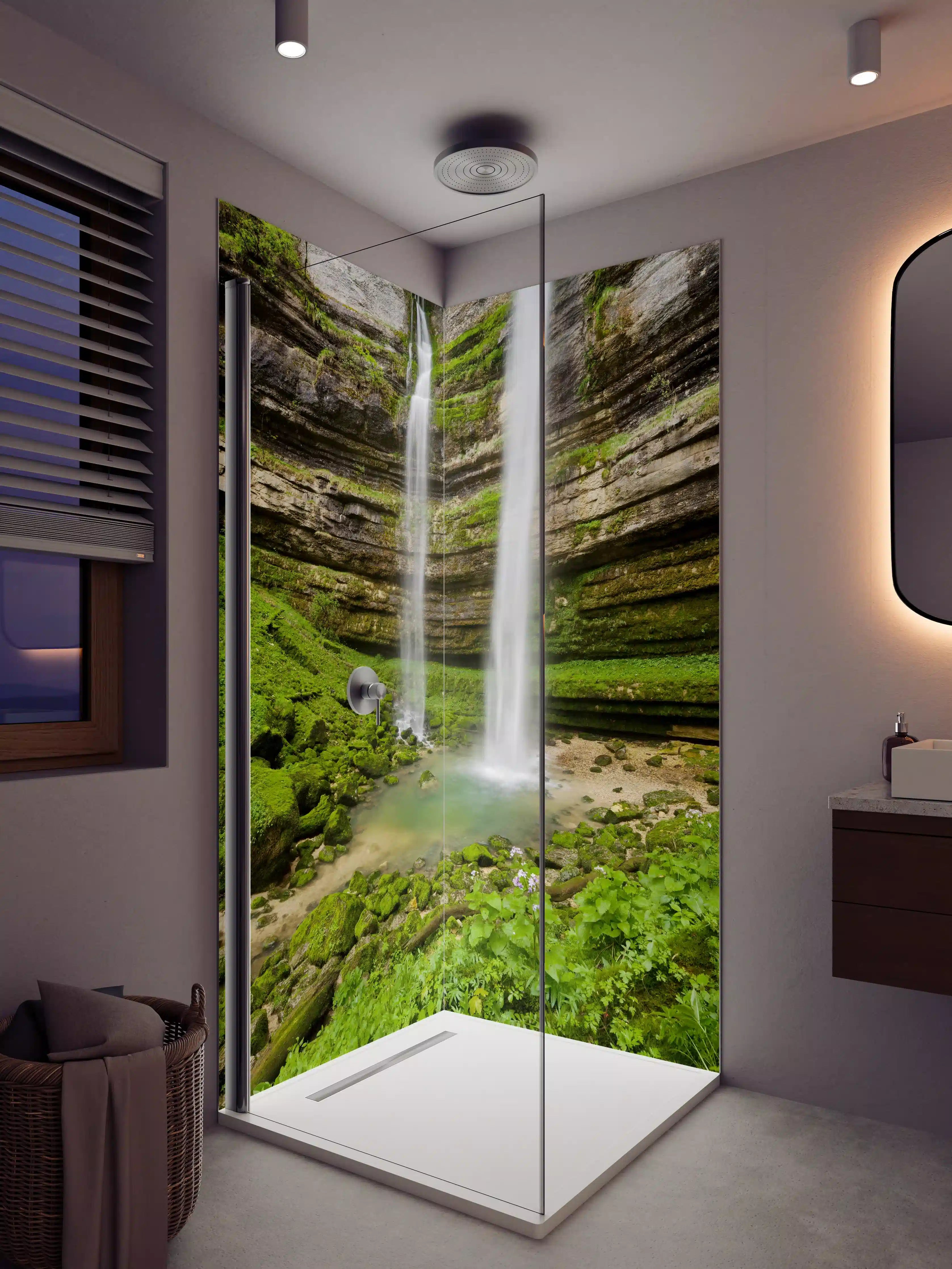 Duschrückwand - Silbernes Wasser im Waldfluss