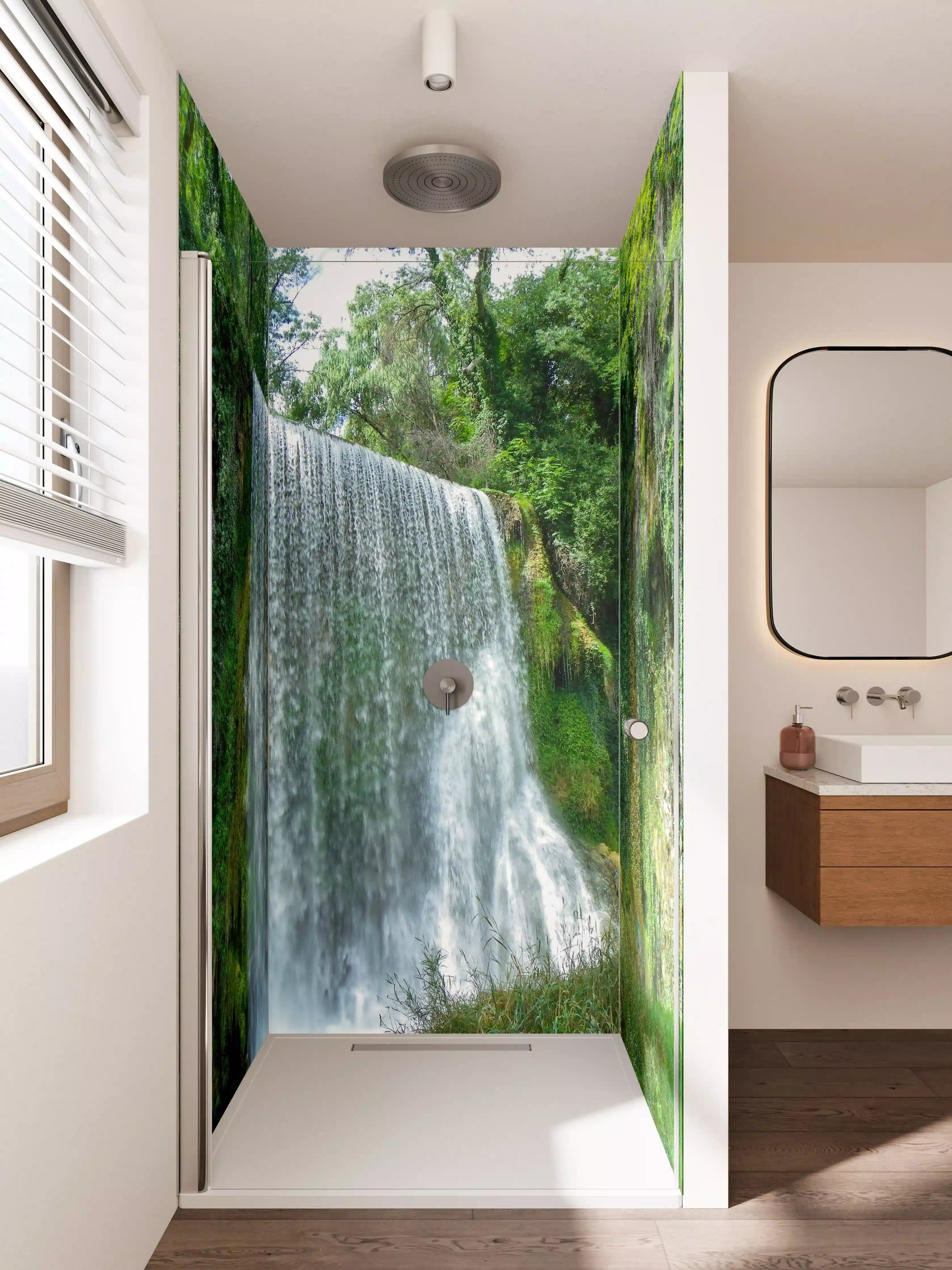 Duschrückwand - Silbriger Wasserfall im Smaragdgrün