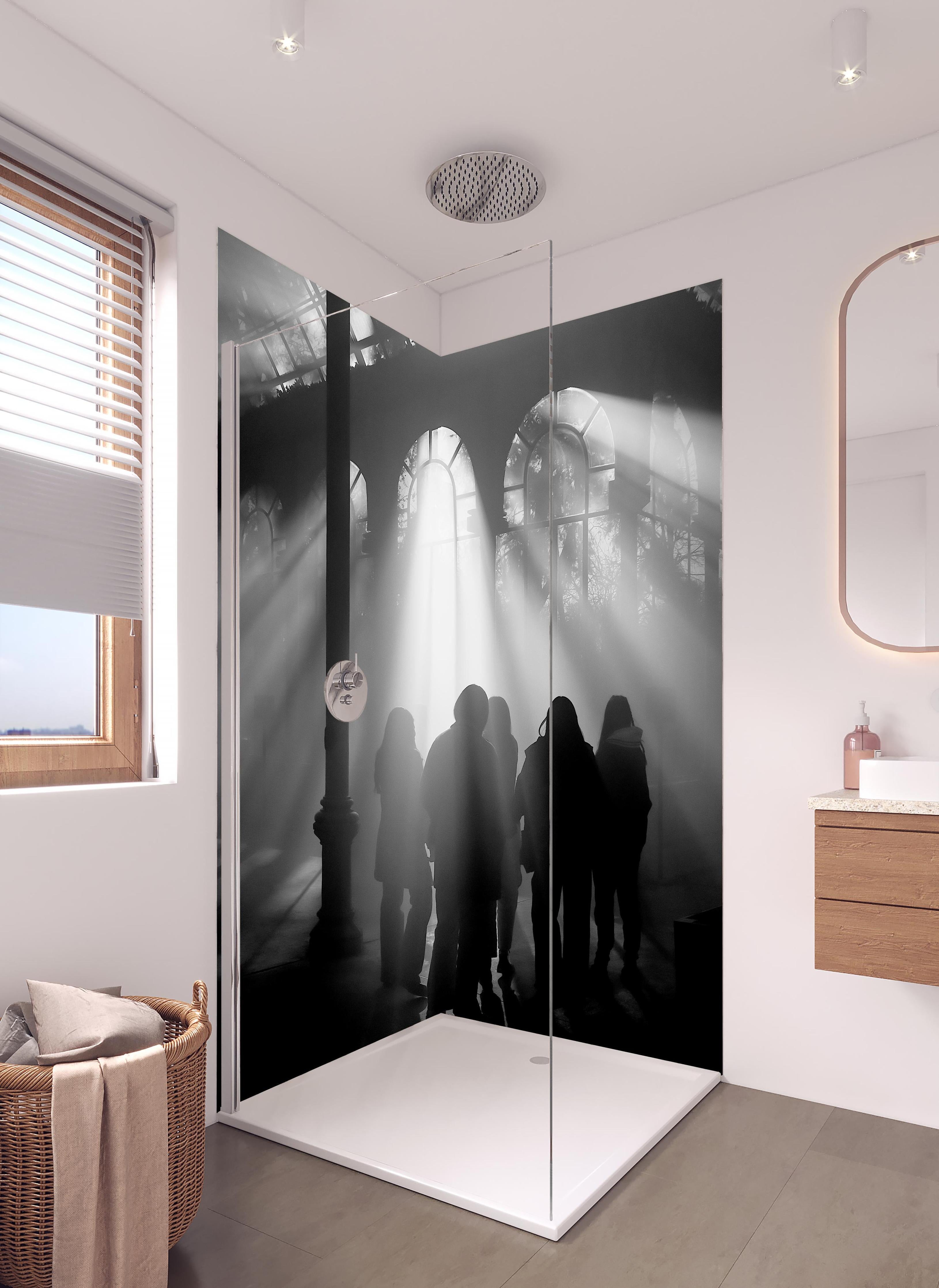 Duschrückwand - Silhouetten von Menschen in hellem Badezimmer mit Regenduschkopf - zweiteilige Eck-Duschrückwand