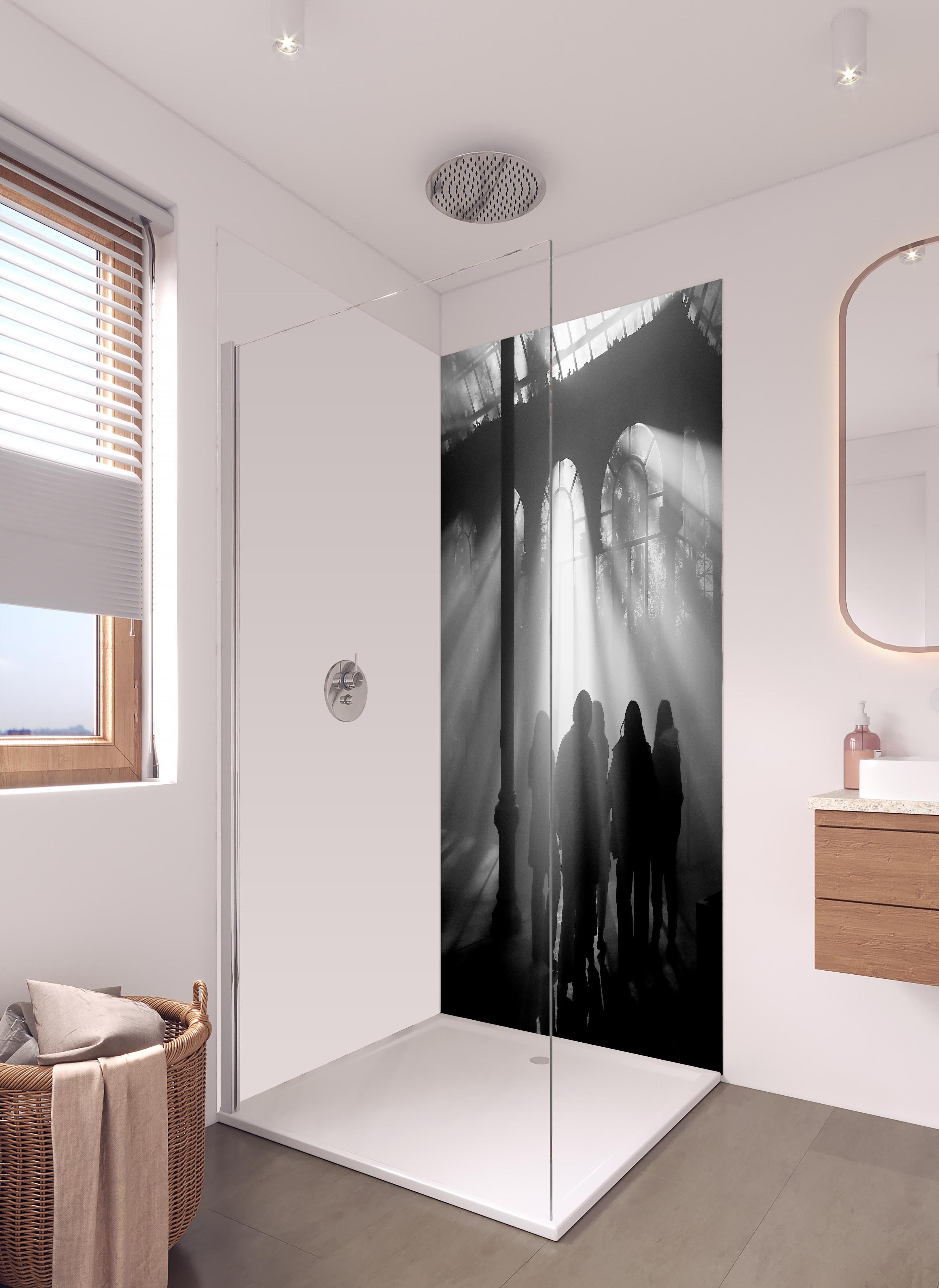 Duschrückwand - Silhouetten von Menschen in hellem Badezimmer mit Regenduschkopf - zweiteilige Eck-Duschrückwand