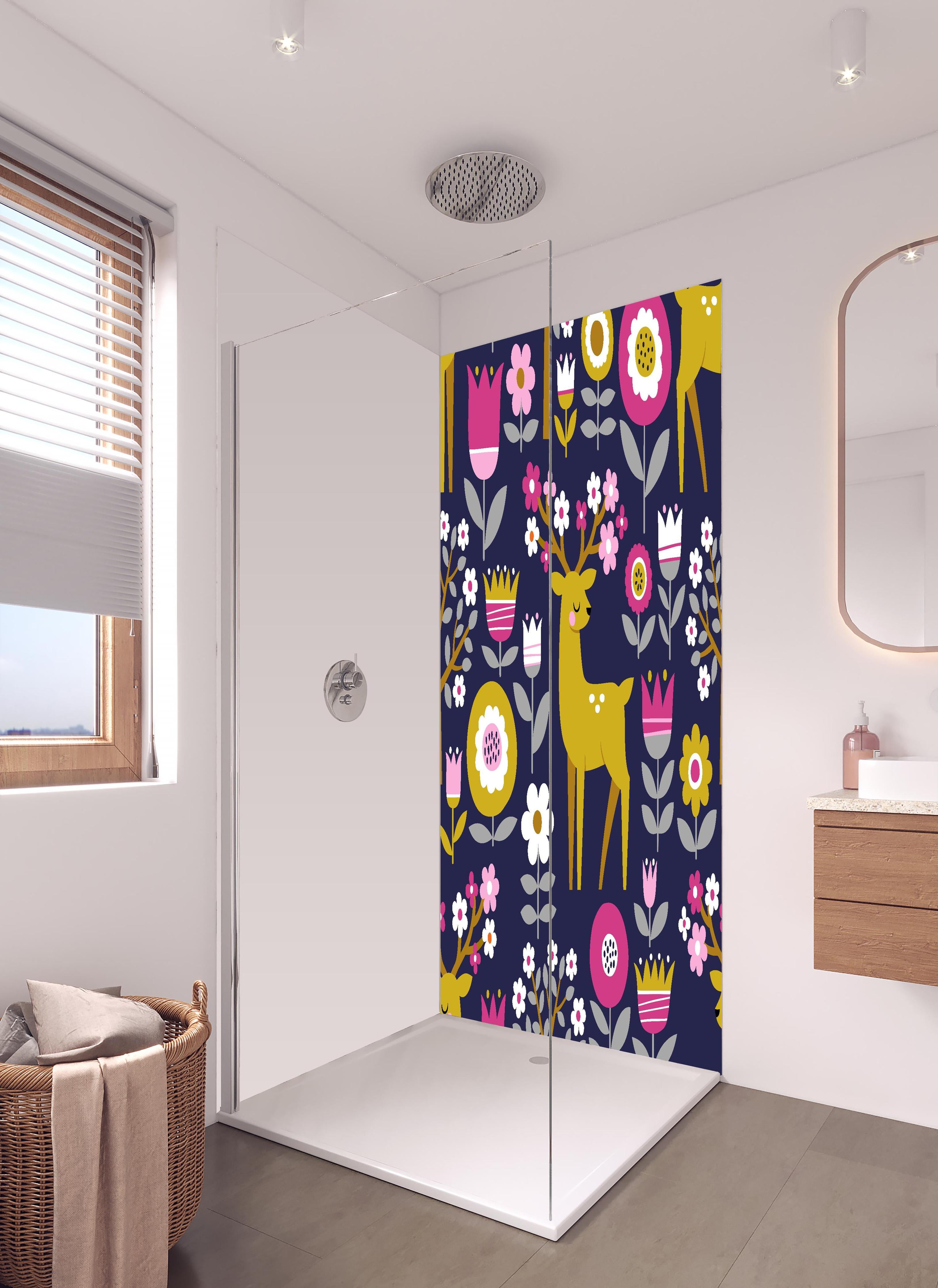 Duschrückwand - Skandinavische Waldtiere & Blumen Muster in hellem Badezimmer mit Regenduschkopf - zweiteilige Eck-Duschrückwand