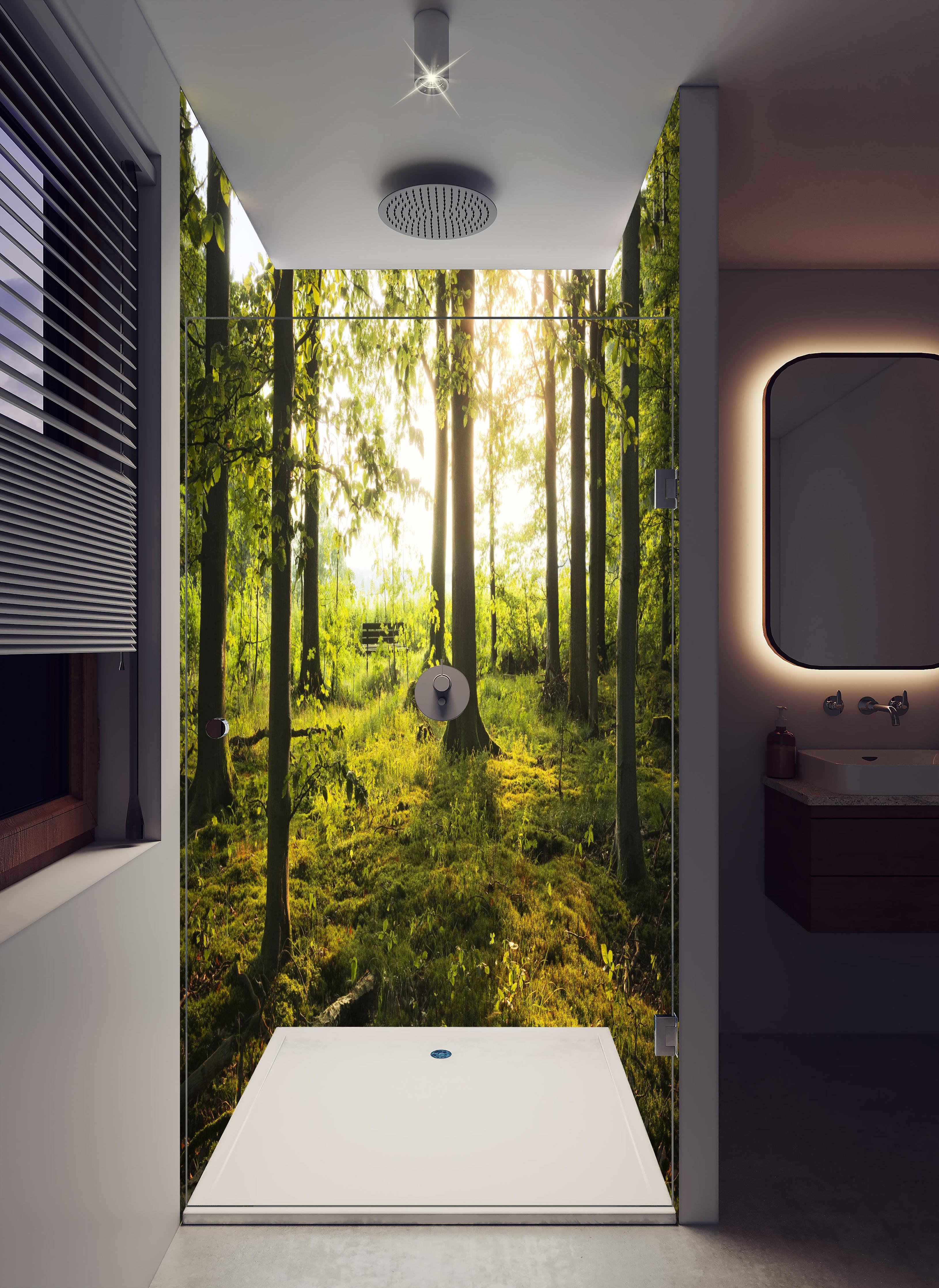 Duschrückwand - Sommer Wald in hellem Badezimmer mit Regenduschkopf - zweiteilige Eck-Duschrückwand