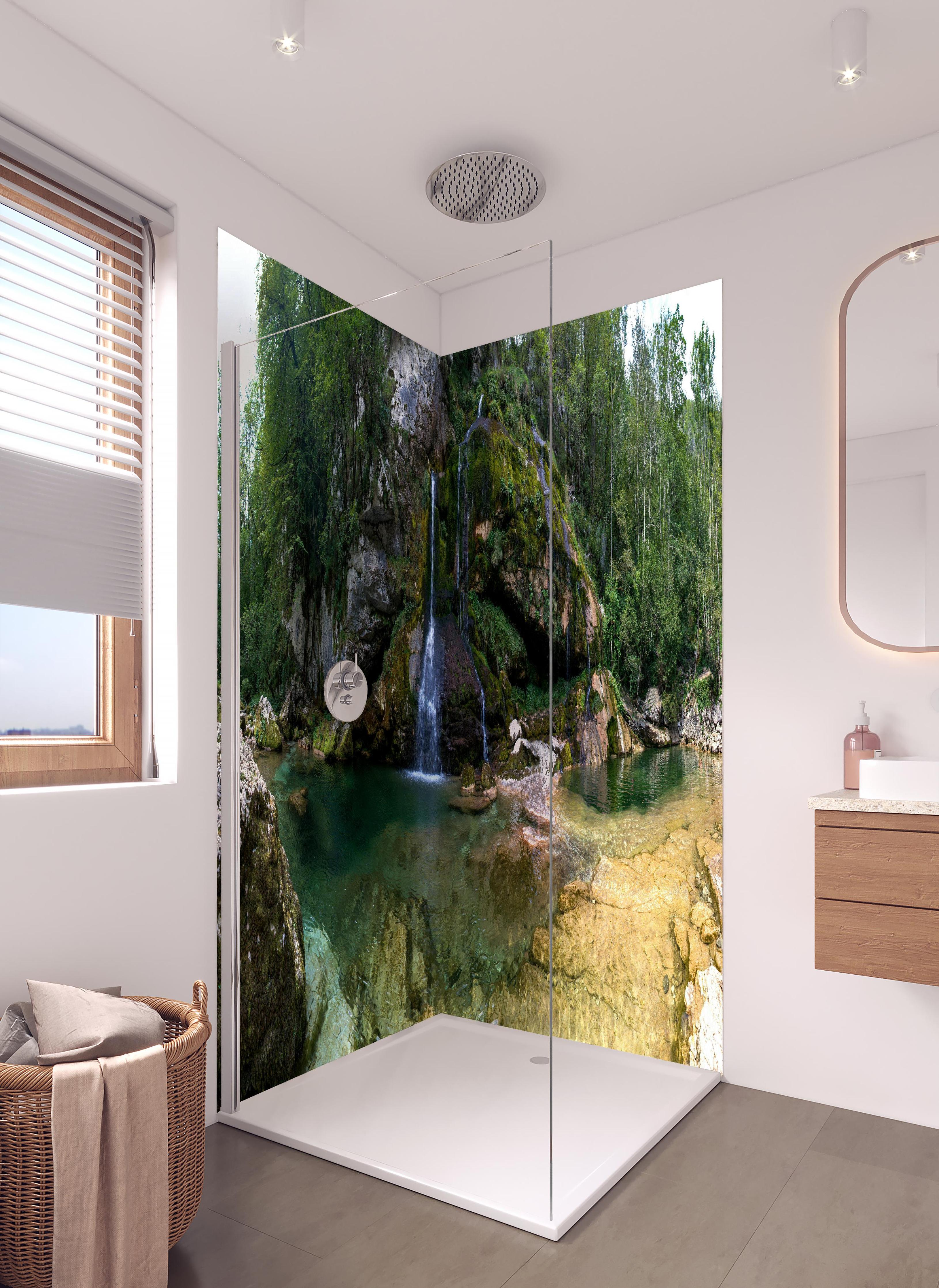 Duschrückwand - Sommerliche Atmosphäre in den Slowenischen Alpen in hellem Badezimmer mit Regenduschkopf - zweiteilige Eck-Duschrückwand