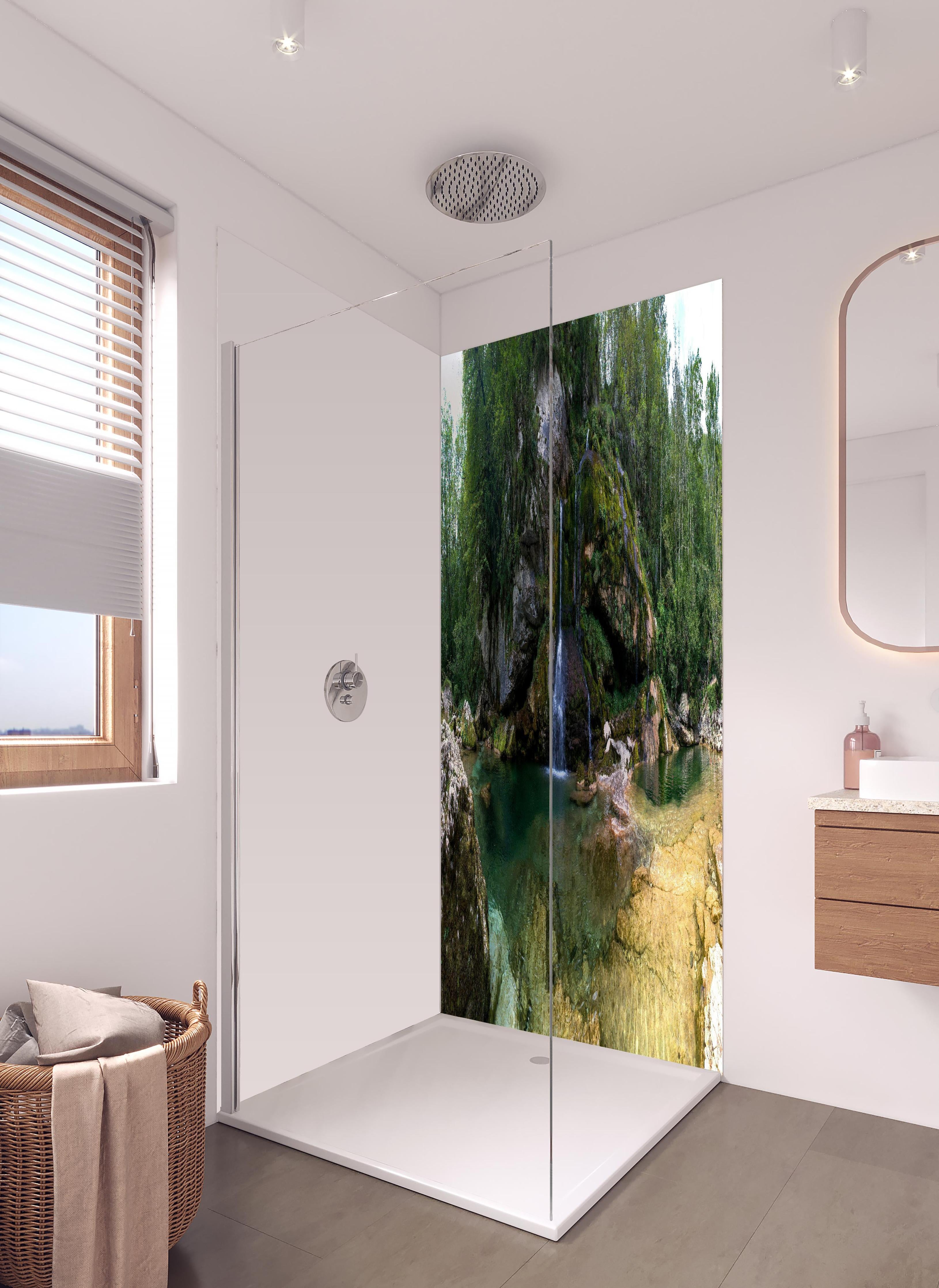 Duschrückwand - Sommerliche Atmosphäre in den Slowenischen Alpen in hellem Badezimmer mit Regenduschkopf - zweiteilige Eck-Duschrückwand