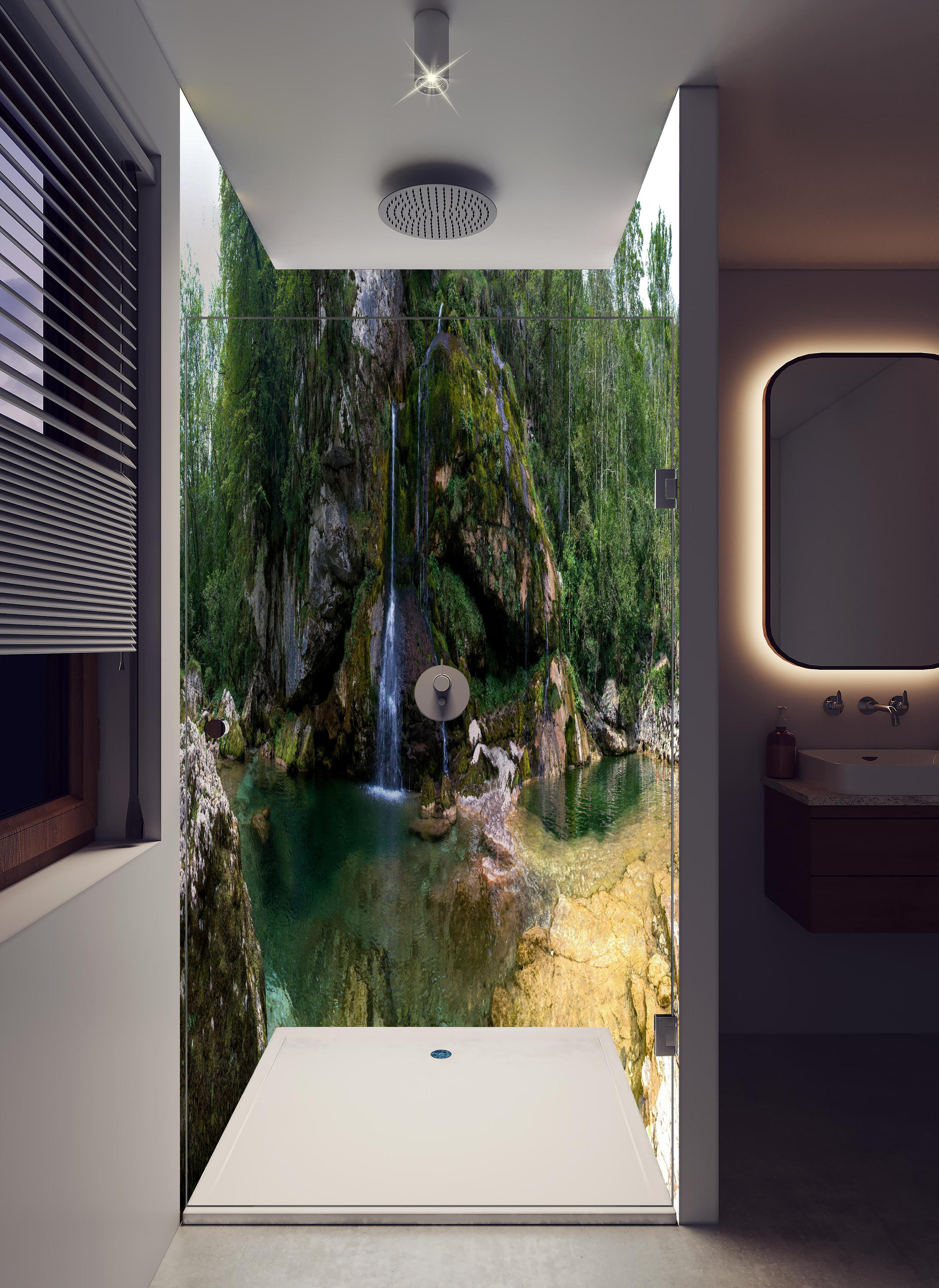 Duschrückwand - Sommerliche Atmosphäre in den Slowenischen Alpen in hellem Badezimmer mit Regenduschkopf - zweiteilige Eck-Duschrückwand