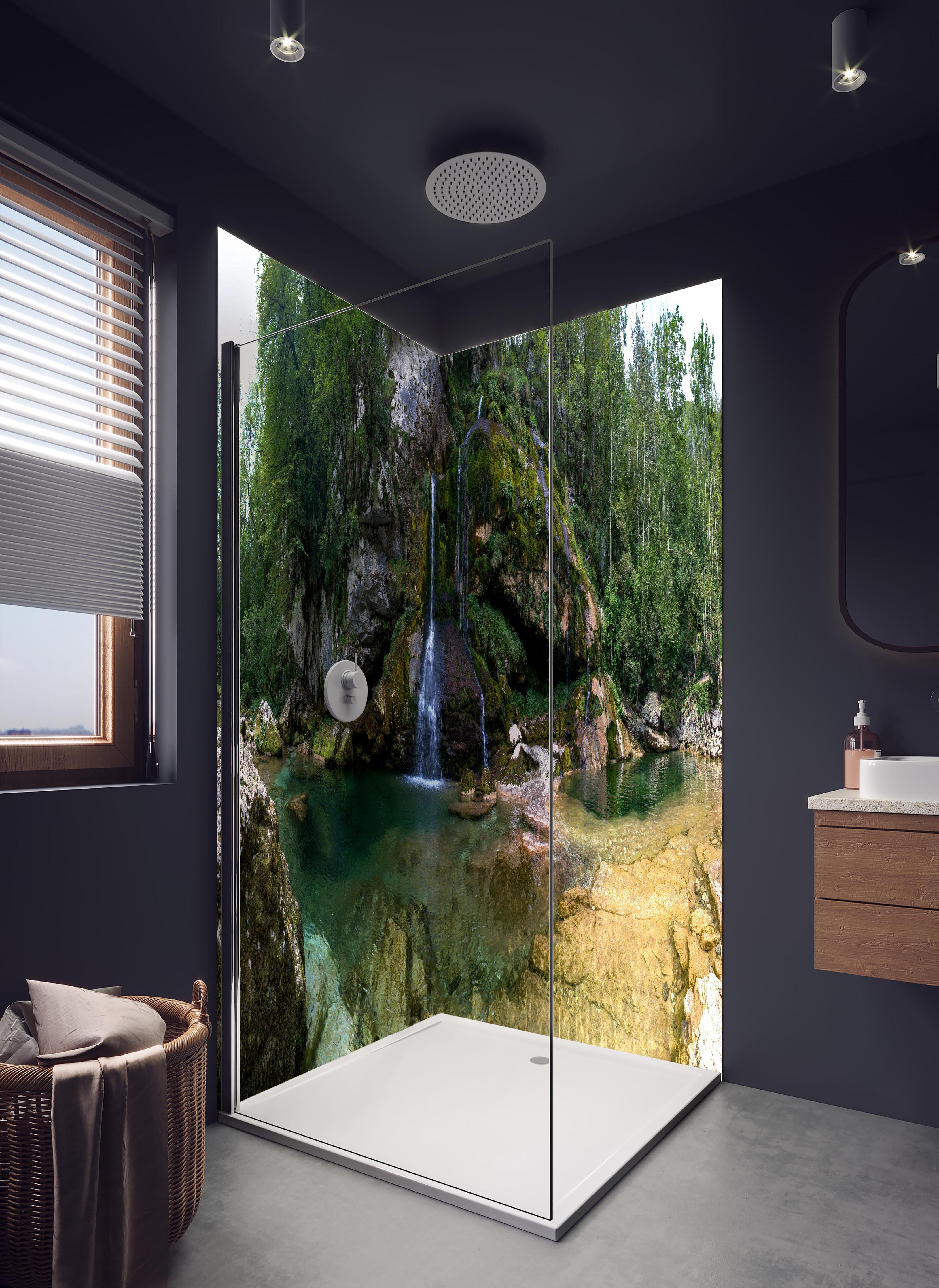 Duschrückwand - Sommerliche Atmosphäre in den Slowenischen Alpen in hellem Badezimmer mit Regenduschkopf - zweiteilige Eck-Duschrückwand