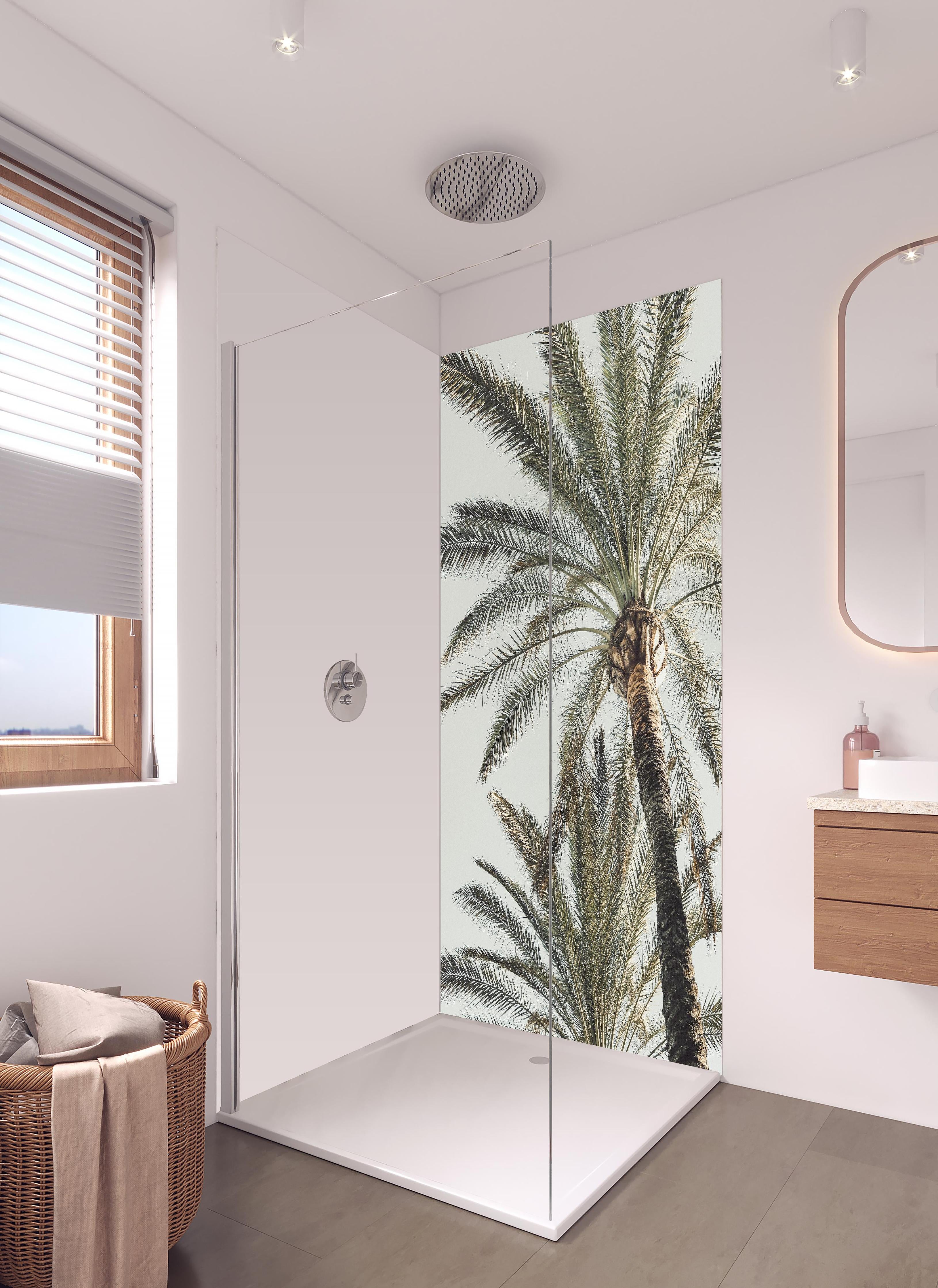 Duschrückwand - Sommerliche Palme in hellem Badezimmer mit Regenduschkopf - zweiteilige Eck-Duschrückwand