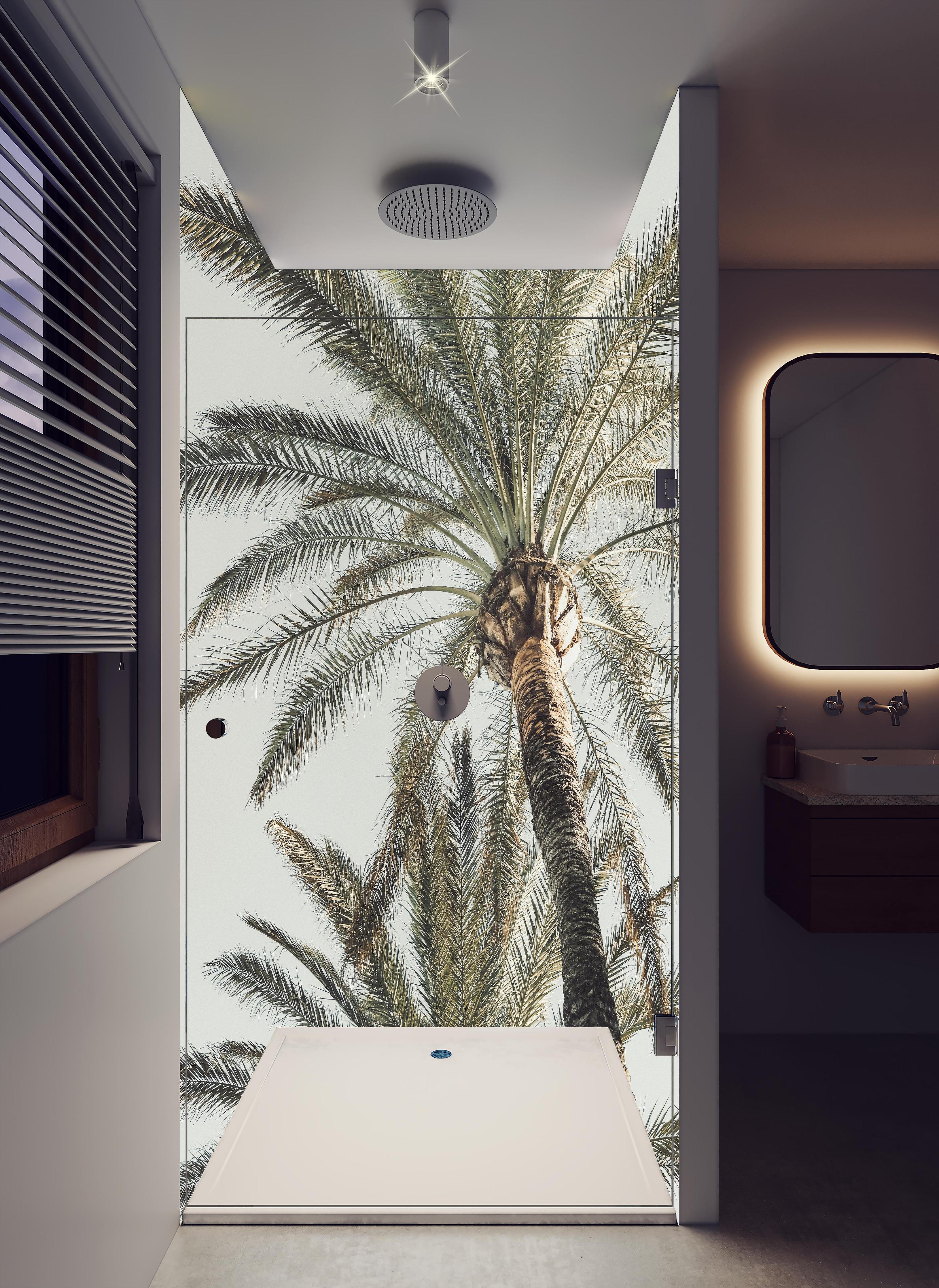 Duschrückwand - Sommerliche Palme in hellem Badezimmer mit Regenduschkopf - zweiteilige Eck-Duschrückwand