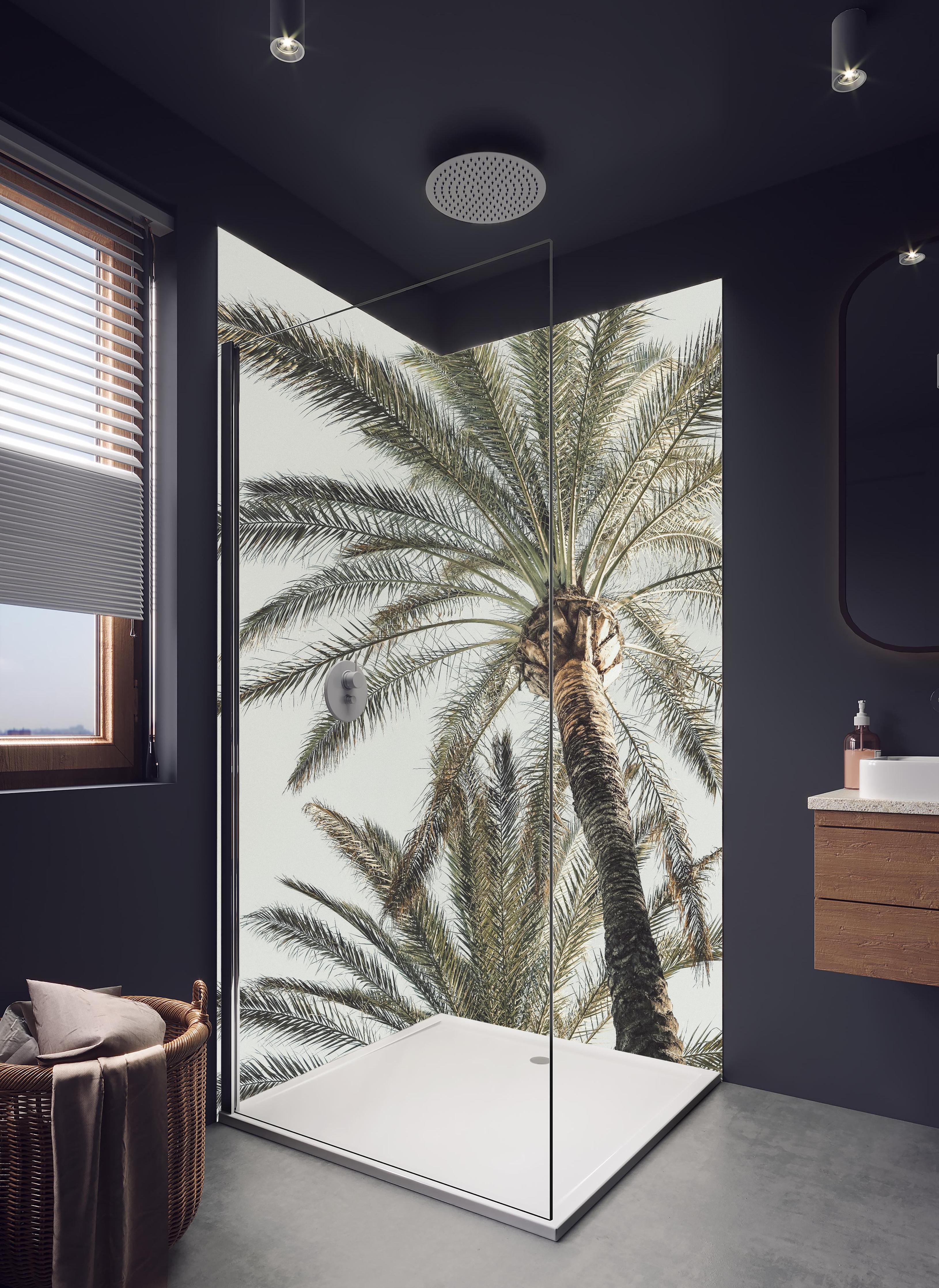 Duschrückwand - Sommerliche Palme in hellem Badezimmer mit Regenduschkopf - zweiteilige Eck-Duschrückwand