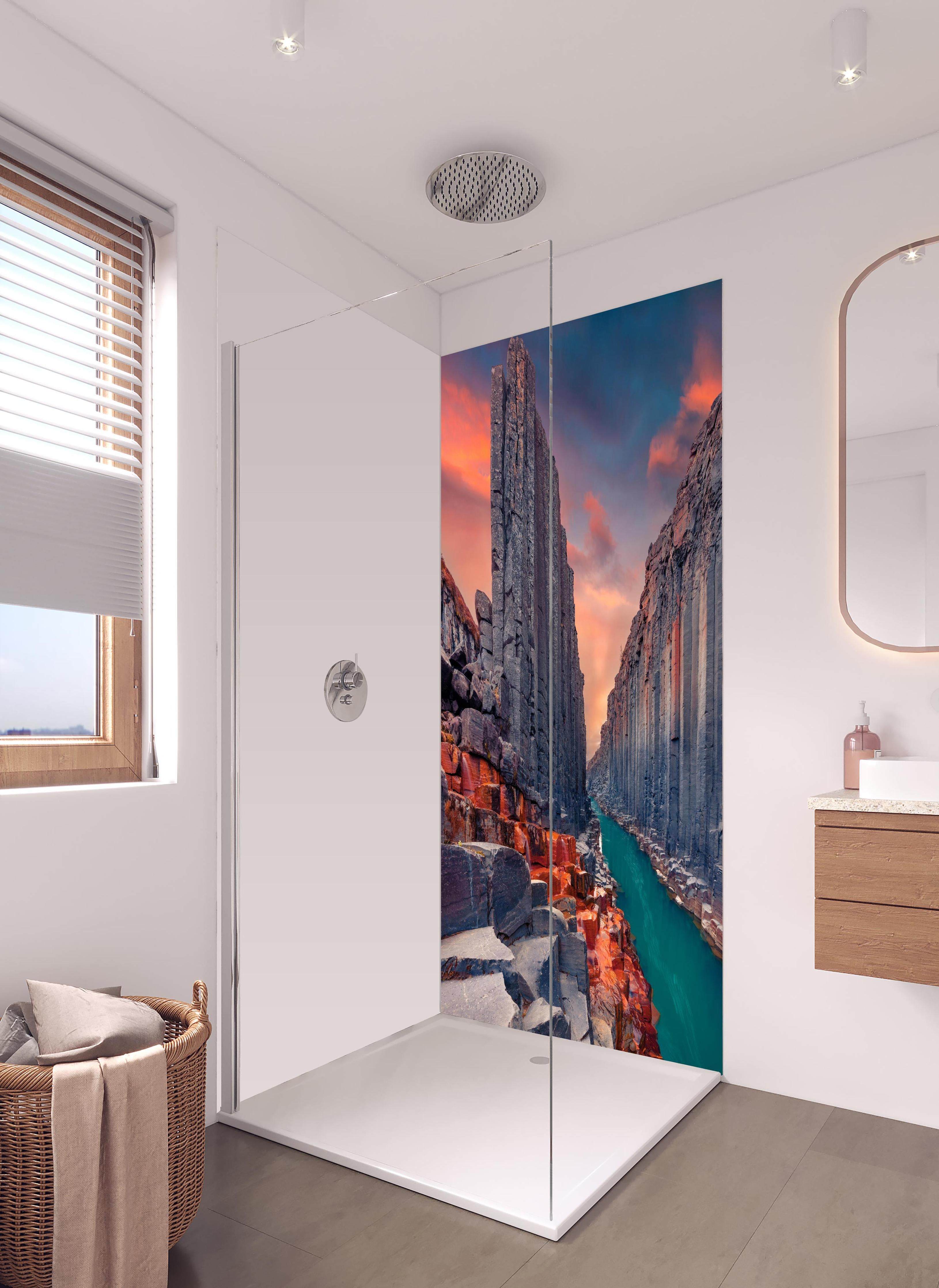 Duschrückwand - Sommerlicher Sonnenaufgang - Studlagil-Schlucht in hellem Badezimmer mit Regenduschkopf - zweiteilige Eck-Duschrückwand