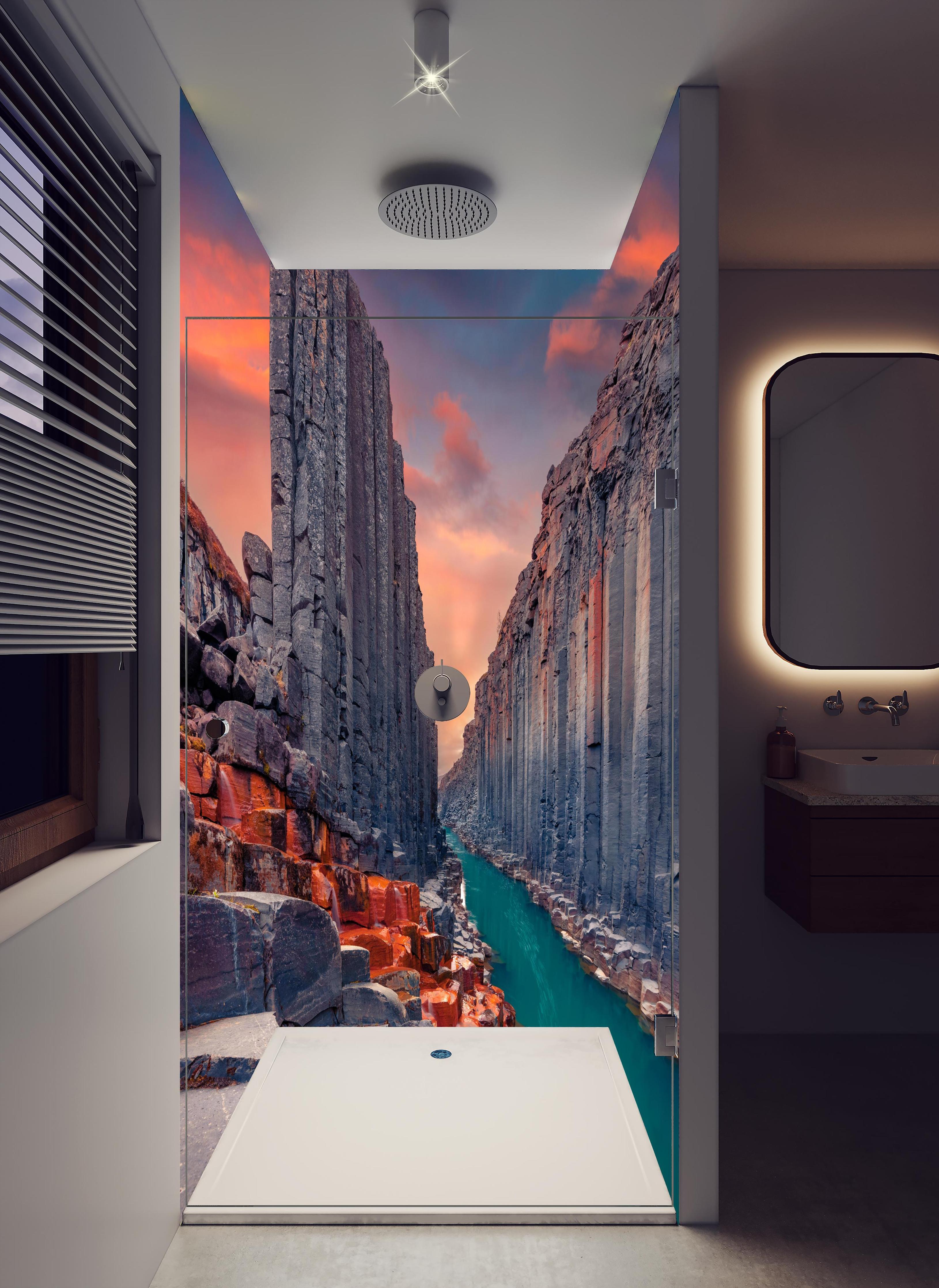 Duschrückwand - Sommerlicher Sonnenaufgang - Studlagil-Schlucht in hellem Badezimmer mit Regenduschkopf - zweiteilige Eck-Duschrückwand