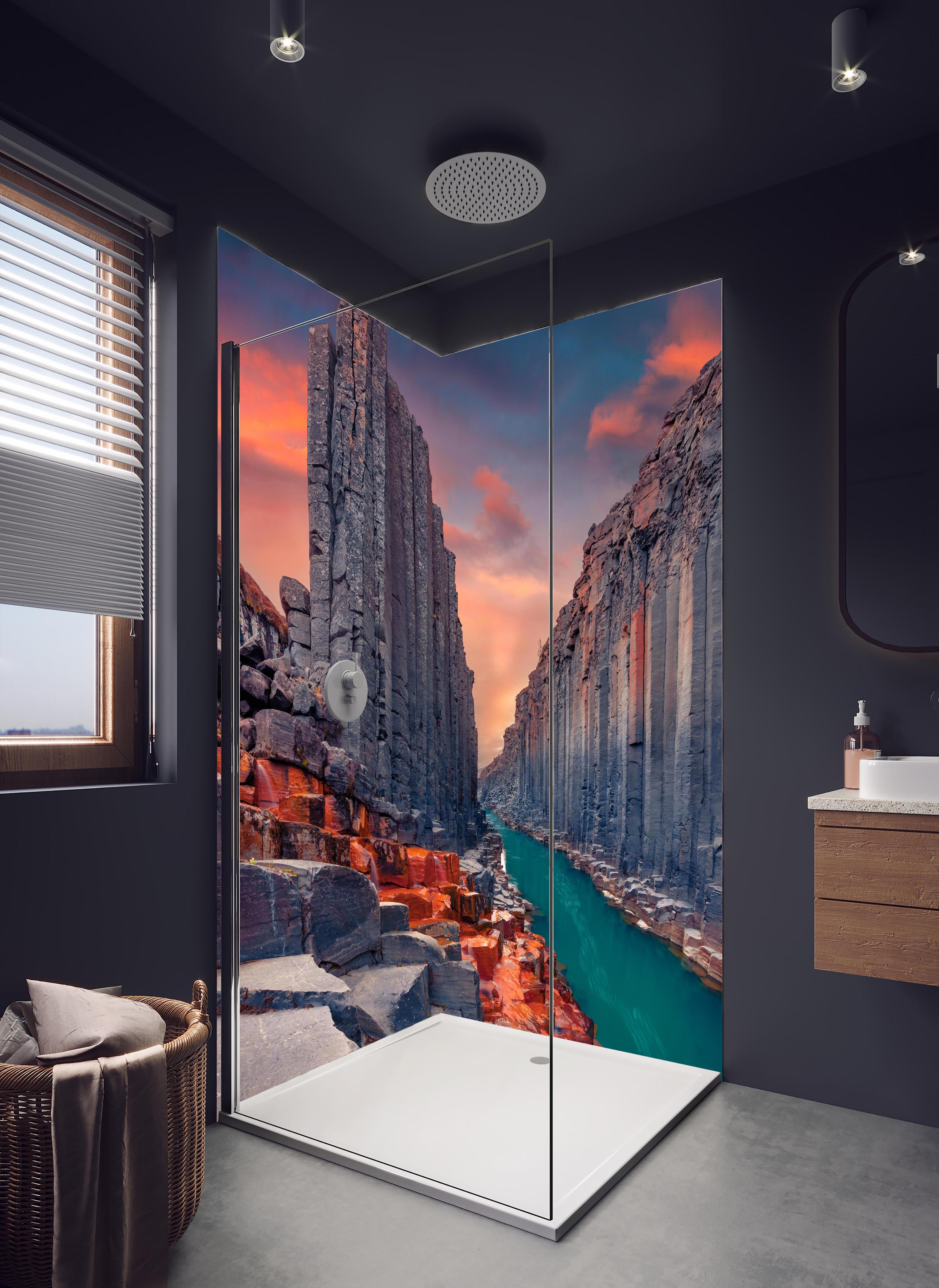 Duschrückwand - Sommerlicher Sonnenaufgang - Studlagil-Schlucht in hellem Badezimmer mit Regenduschkopf - zweiteilige Eck-Duschrückwand