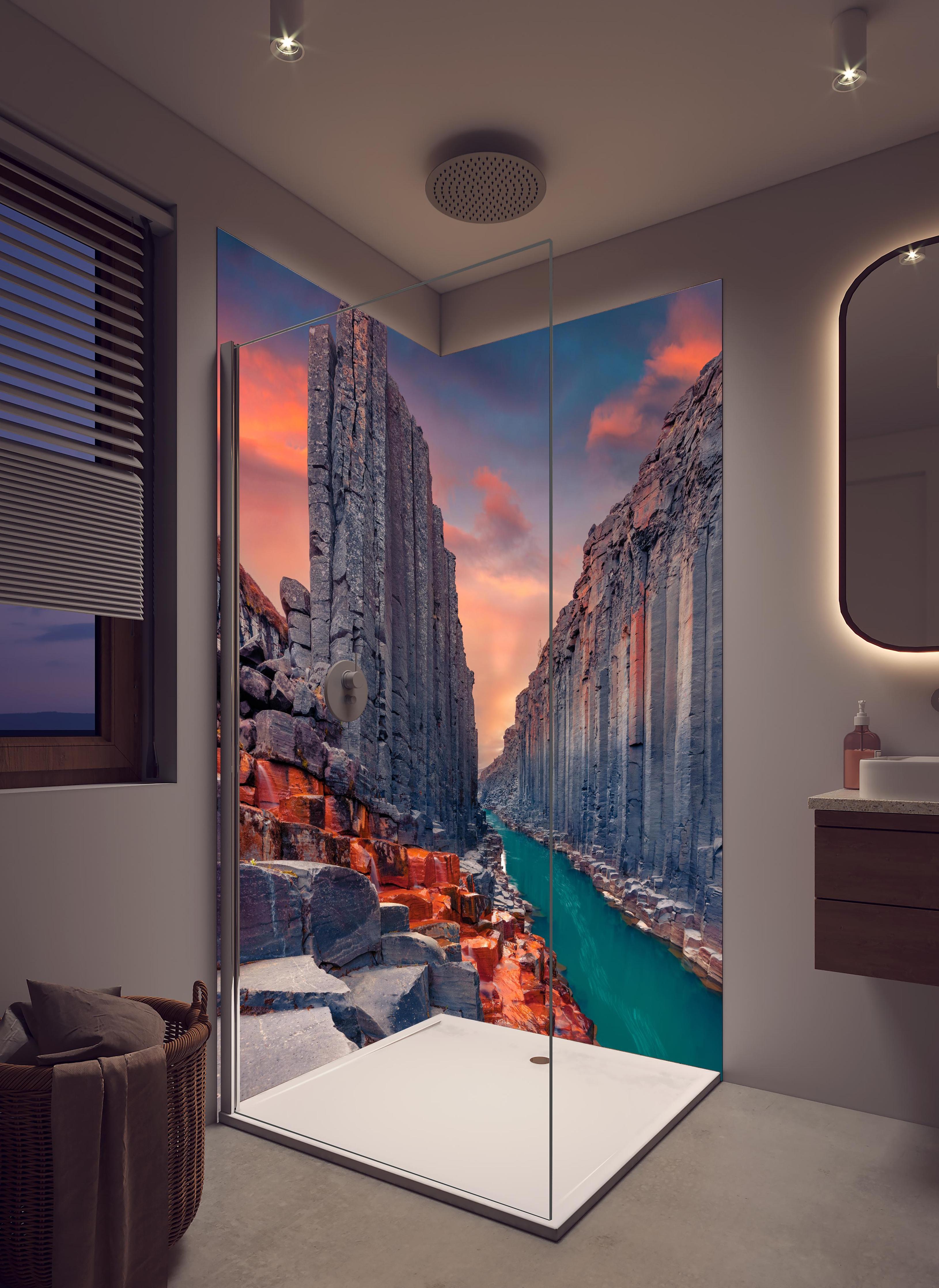 Duschrückwand - Sommerlicher Sonnenaufgang - Studlagil-Schlucht in hellem Badezimmer mit Regenduschkopf - zweiteilige Eck-Duschrückwand