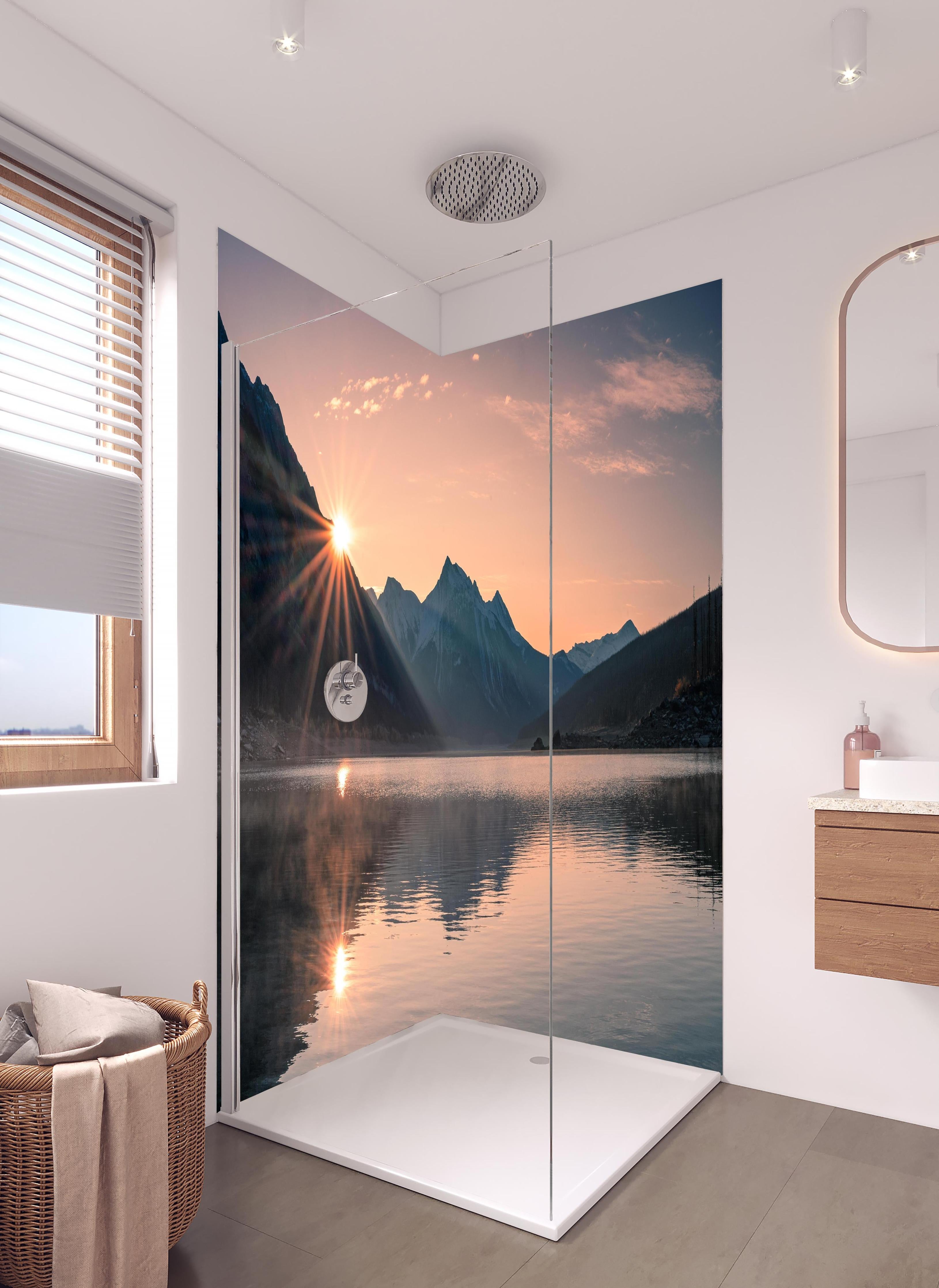 Duschrückwand - Sonnenaufgang Berge mit Nebelspiel in hellem Badezimmer mit Regenduschkopf - zweiteilige Eck-Duschrückwand